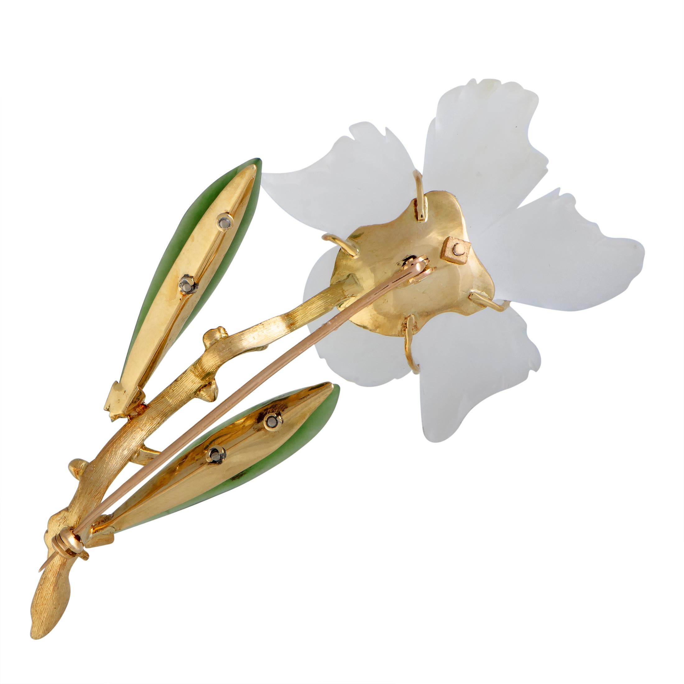 This exceptional flower brooch boasts a splendidly feminine appeal and it will accentuate your look in a most charming manner. Exquisitely made of luxurious 18K yellow gold, the brooch is beautifully decorated with sparkling diamond stones and with