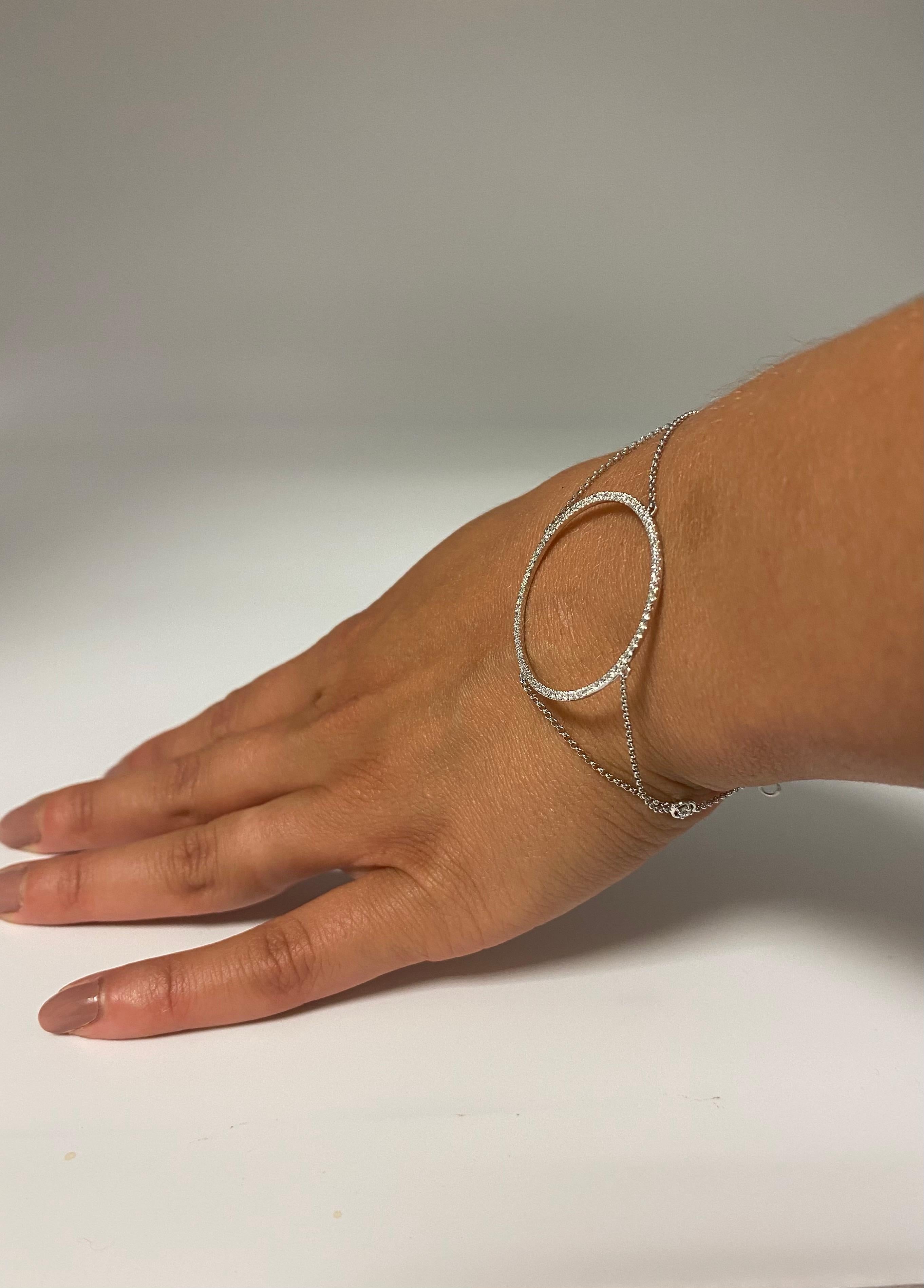 Willkommen in der Welt der zeitlosen Eleganz und Raffinesse mit unserem exquisiten Armband aus Diamanten und Weißgold Circle of Life. Dieses atemberaubende Armband wurde mit äußerster Präzision und Leidenschaft gefertigt und strahlt ein Gefühl von