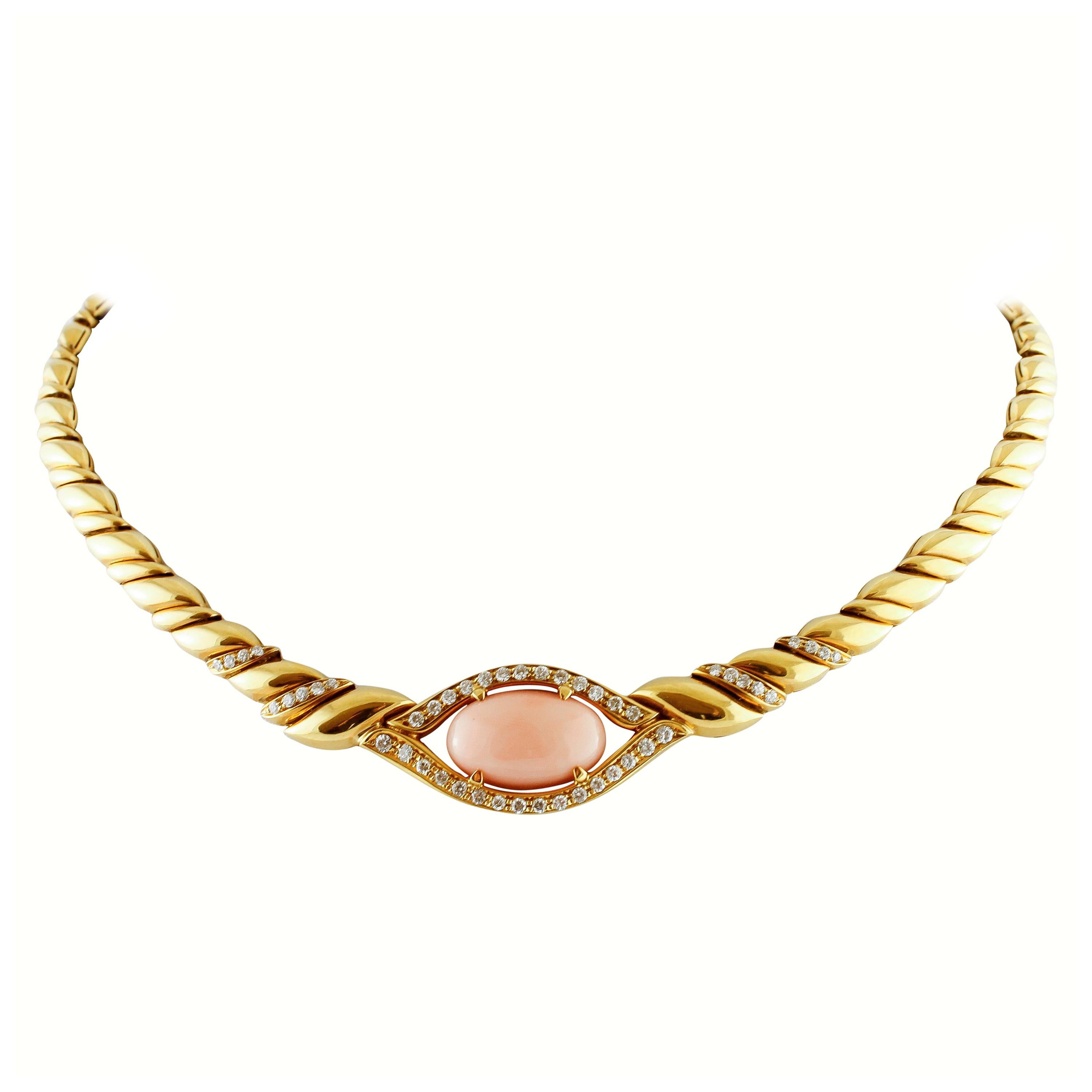 Chaîne collier de style français en or 18 carats, diamants et corail rose peau d'ange en vente