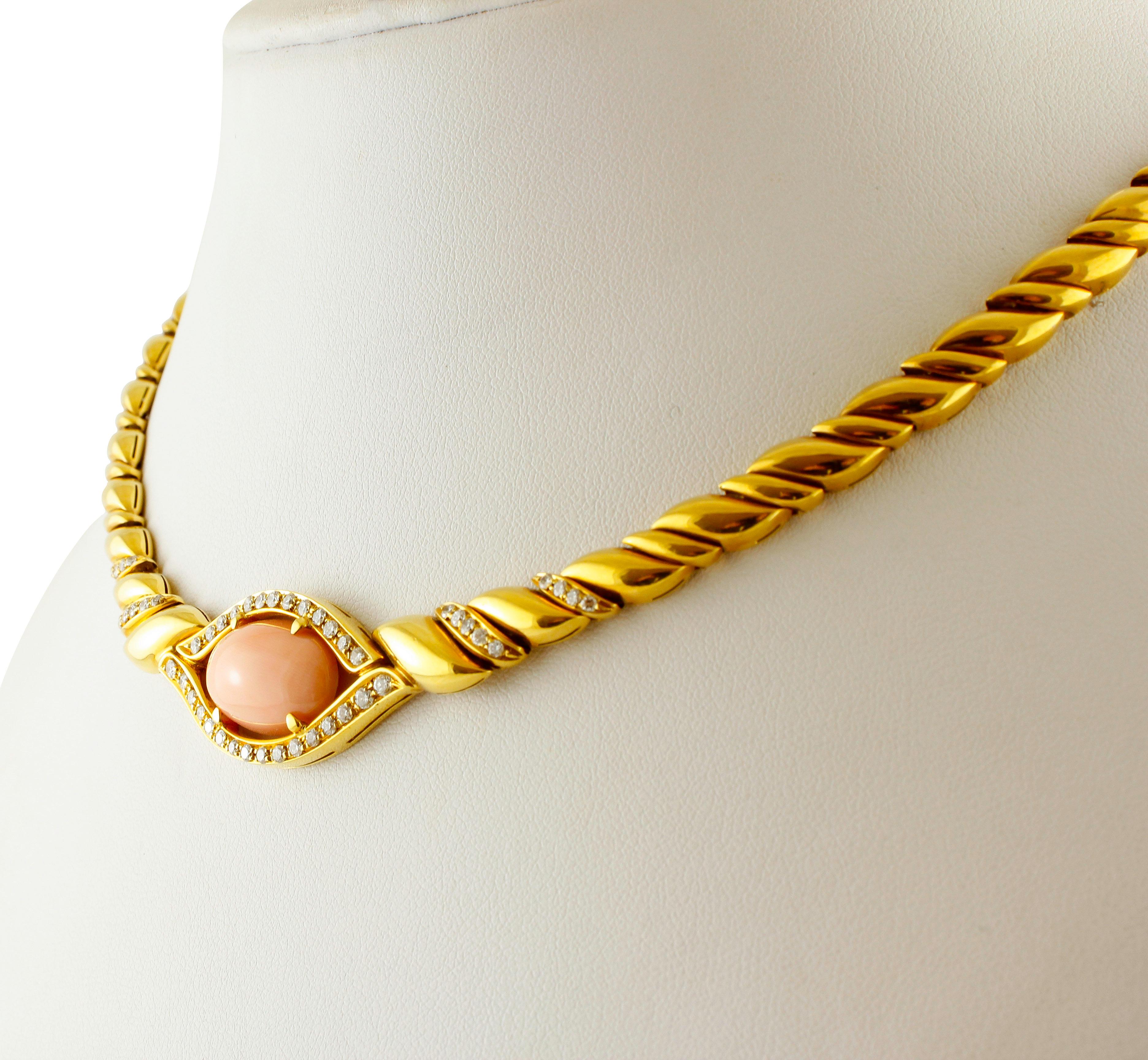 Einzigartige und elegante Halskette im französischen Stil mit einer Kette aus 18 Karat Gelbgold. Der zentrale Teil besteht aus 3,10 g rosafarbenem Korallenknopf aus Engelshaut (Durchmesser 18 mmX Länge 11 mm) und ist mit 0,59 ct weißen Diamanten