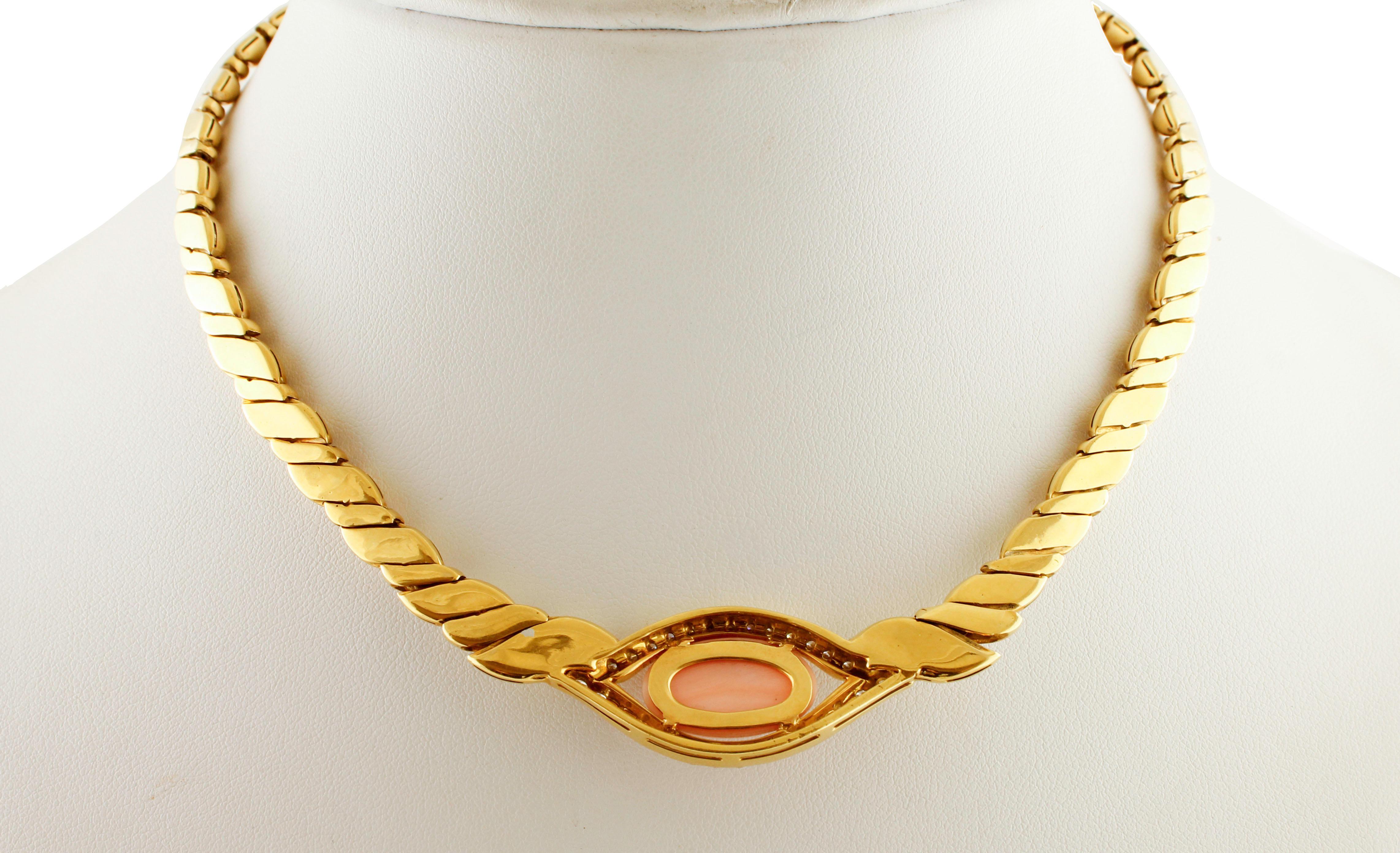 Halskette im französischen Stil mit Diamanten, rosa Koralle aus 18 Karat Gold mit Engelshaut-Diamanten (Retro) im Angebot
