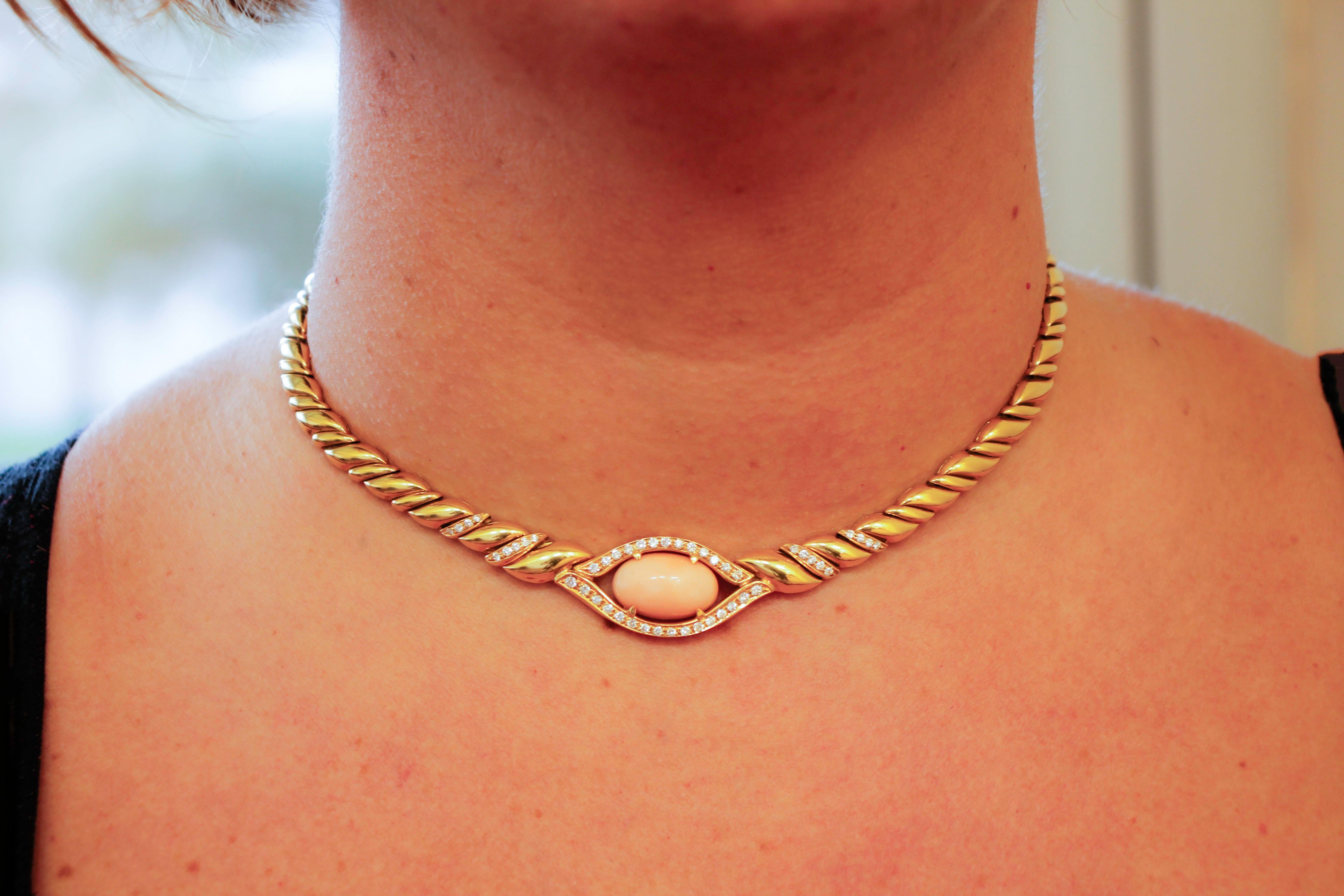 Chaîne collier de style français en or 18 carats, diamants et corail rose peau d'ange Pour femmes en vente
