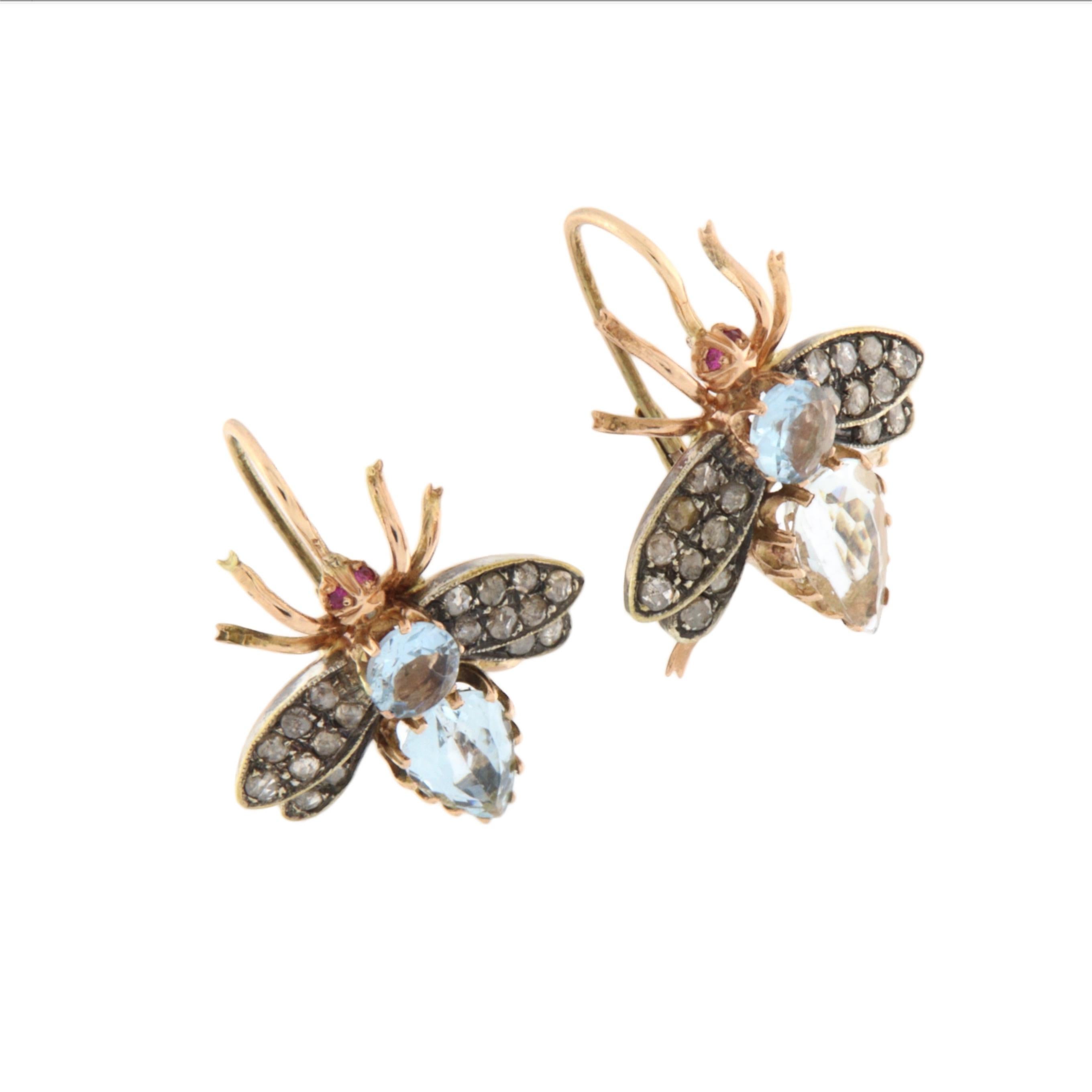 Diese eleganten und einzigartigen Ohrringe in Form einer Fliege sind aus einer raffinierten Kombination von 14 Karat Gelbgold und 800 Tausendstel Gold gefertigt.  Silber, kunstvoll verarbeitet, um ein Stück von außergewöhnlichem Charakter und