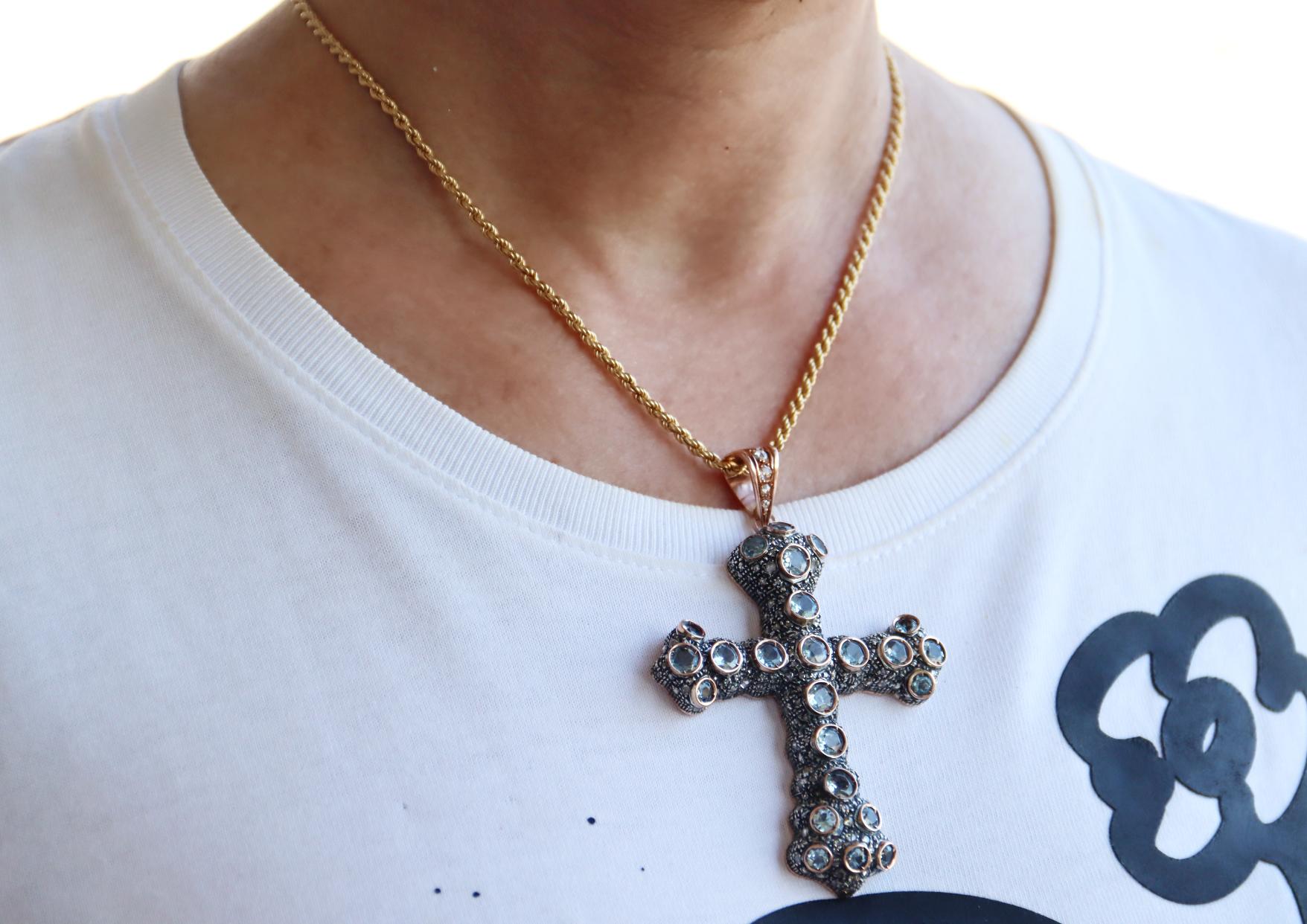 Halskette mit Anhänger aus 14 Karat Gelbgold mit Diamanten, Aquamarin und Kreuz im Angebot 4