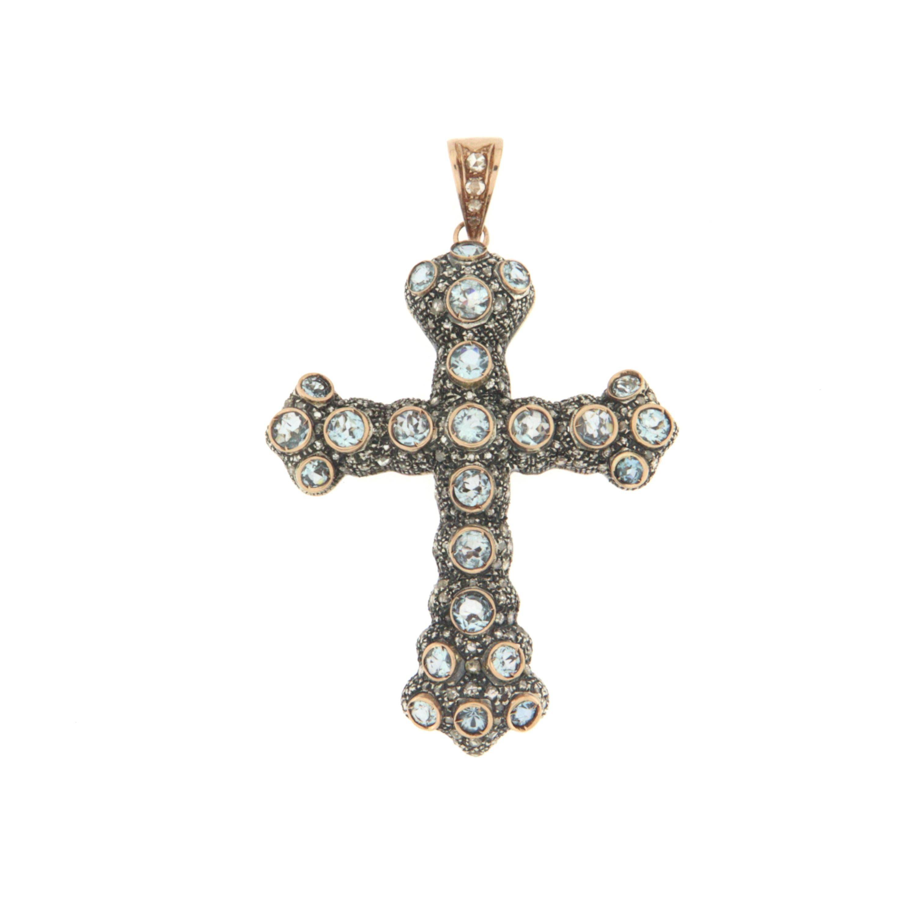 Halskette mit Anhänger aus 14 Karat Gelbgold mit Diamanten, Aquamarin und Kreuz (Kunsthandwerker*in) im Angebot