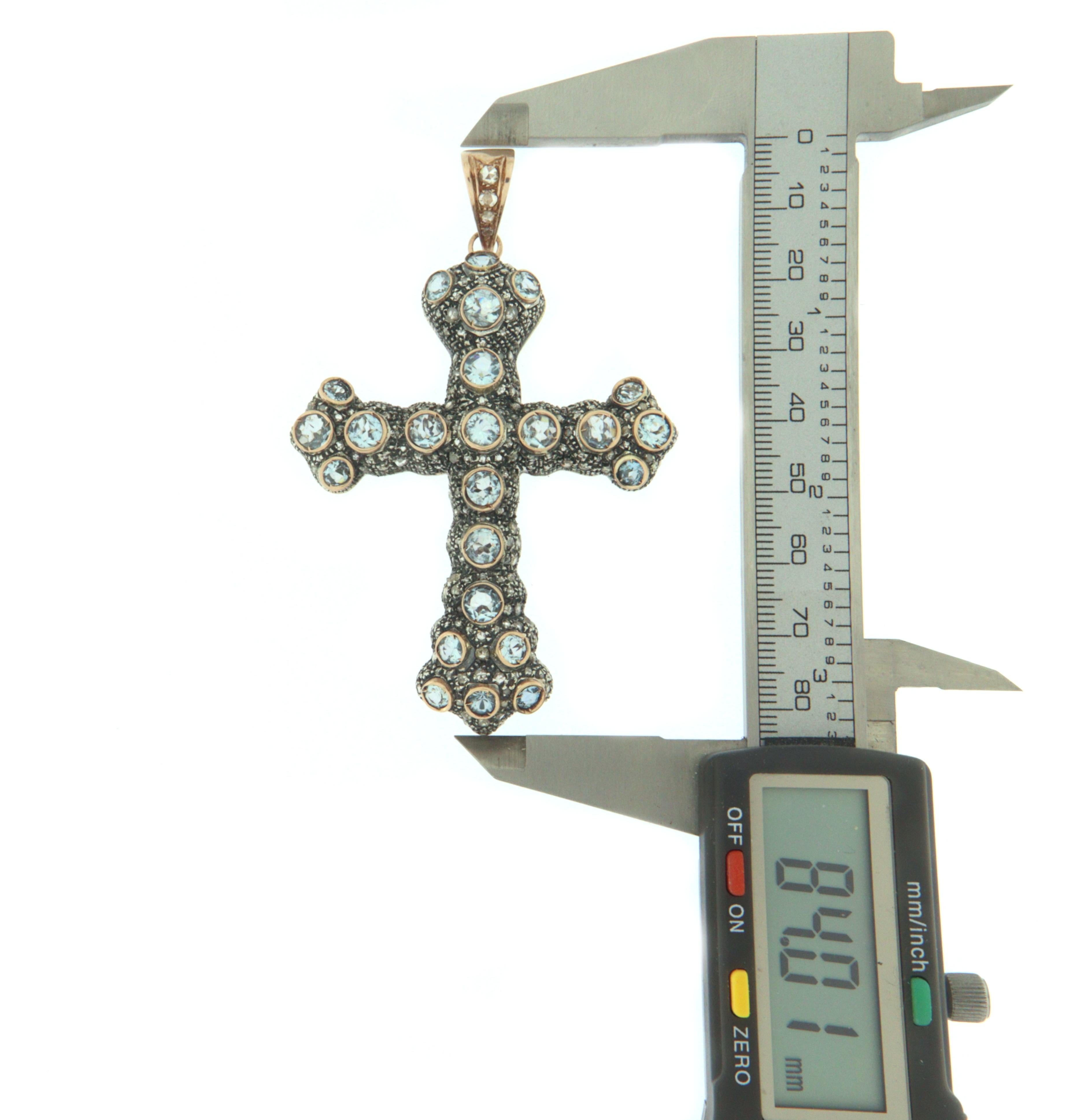 Halskette mit Anhänger aus 14 Karat Gelbgold mit Diamanten, Aquamarin und Kreuz im Zustand „Neu“ im Angebot in Marcianise, IT