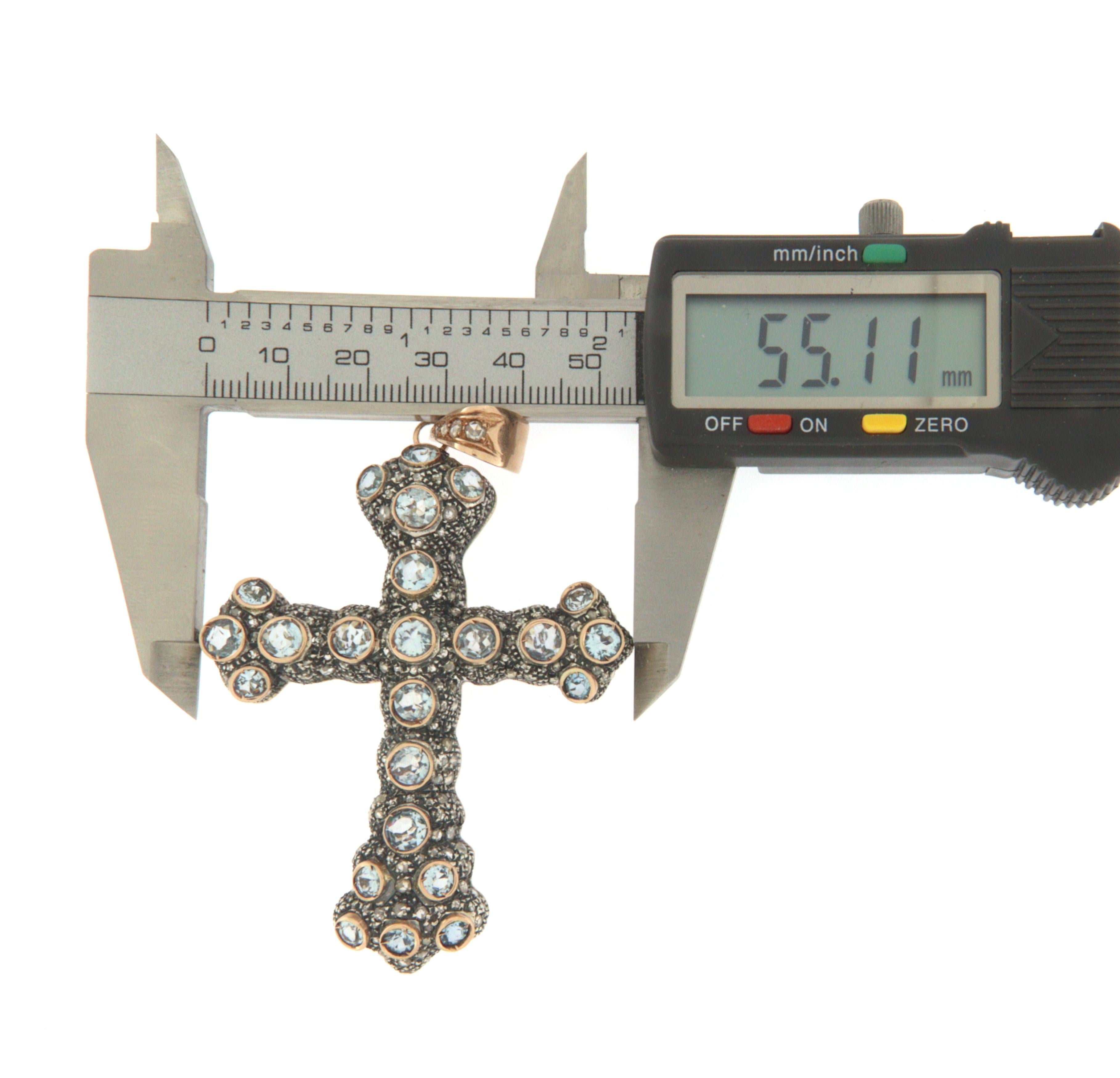 Halskette mit Anhänger aus 14 Karat Gelbgold mit Diamanten, Aquamarin und Kreuz Damen im Angebot