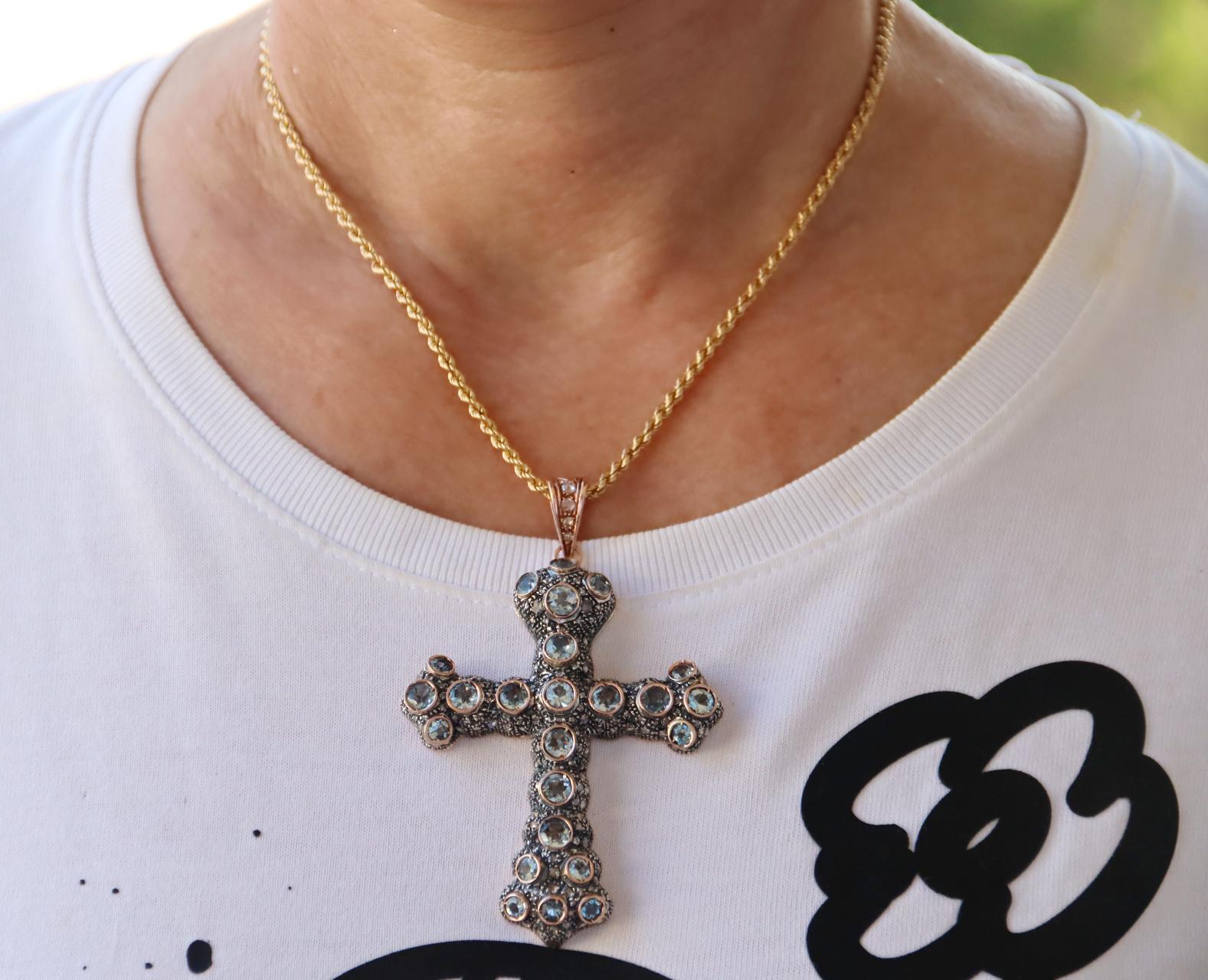 Halskette mit Anhänger aus 14 Karat Gelbgold mit Diamanten, Aquamarin und Kreuz im Angebot 1