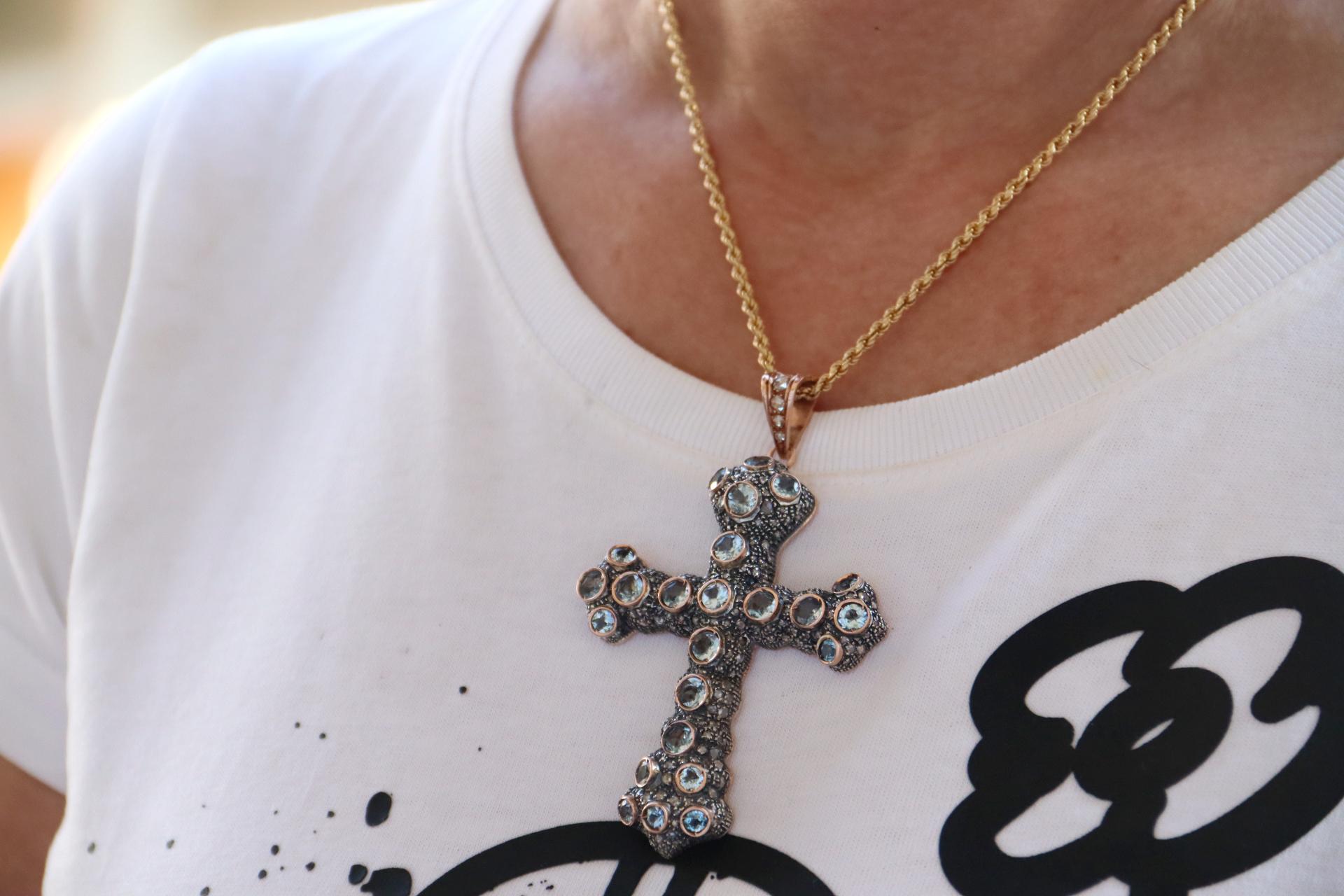 Halskette mit Anhänger aus 14 Karat Gelbgold mit Diamanten, Aquamarin und Kreuz im Angebot 3
