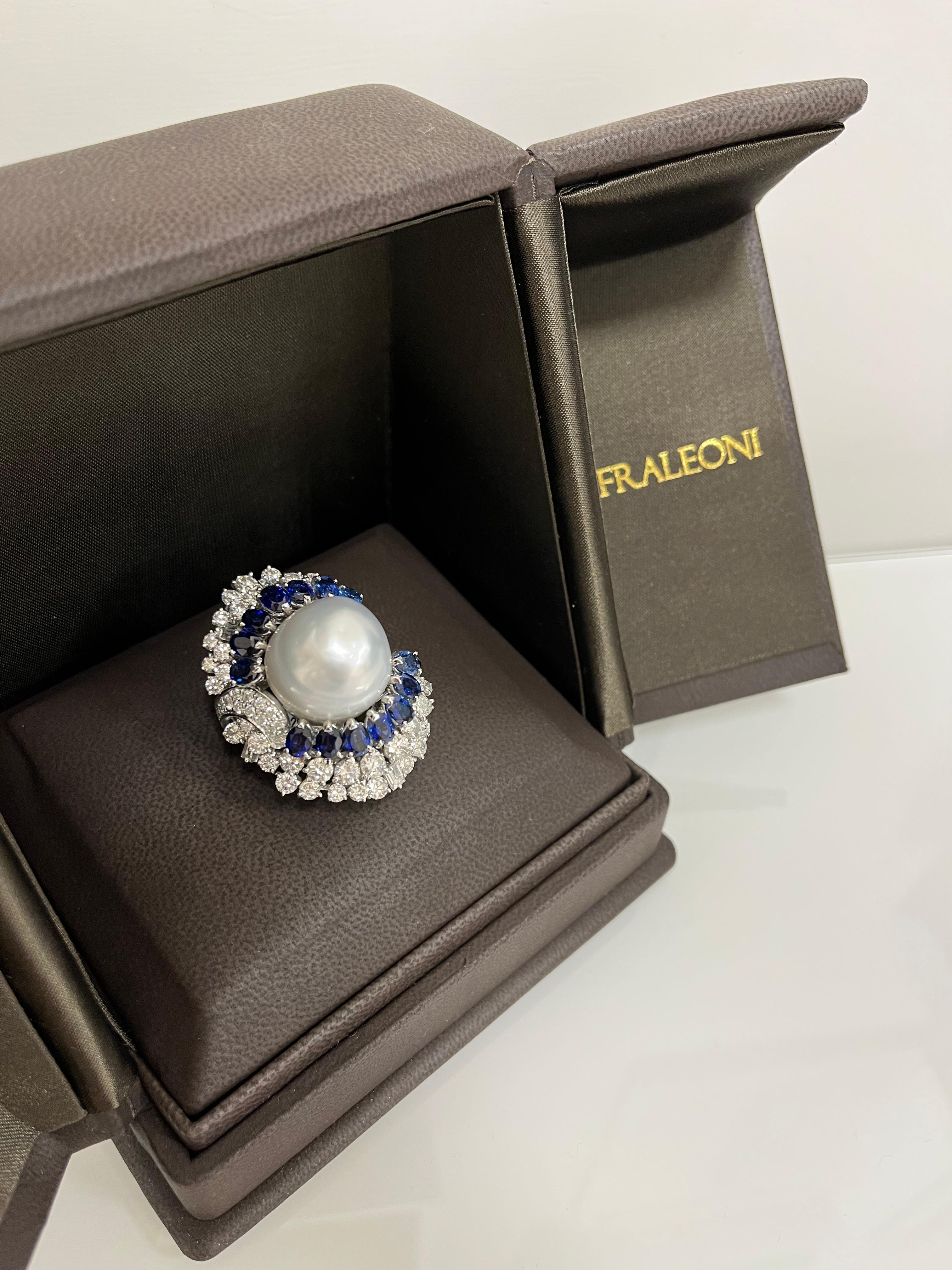 18 Kt. white gold ring with round-cut and emerald-cut diamonds, oval-cut blue sapphires, Australian baroque pearls.
This exceptional ring is one of a kind piece.
The stones are set on three levels of gold.
The third level is featured with a row of