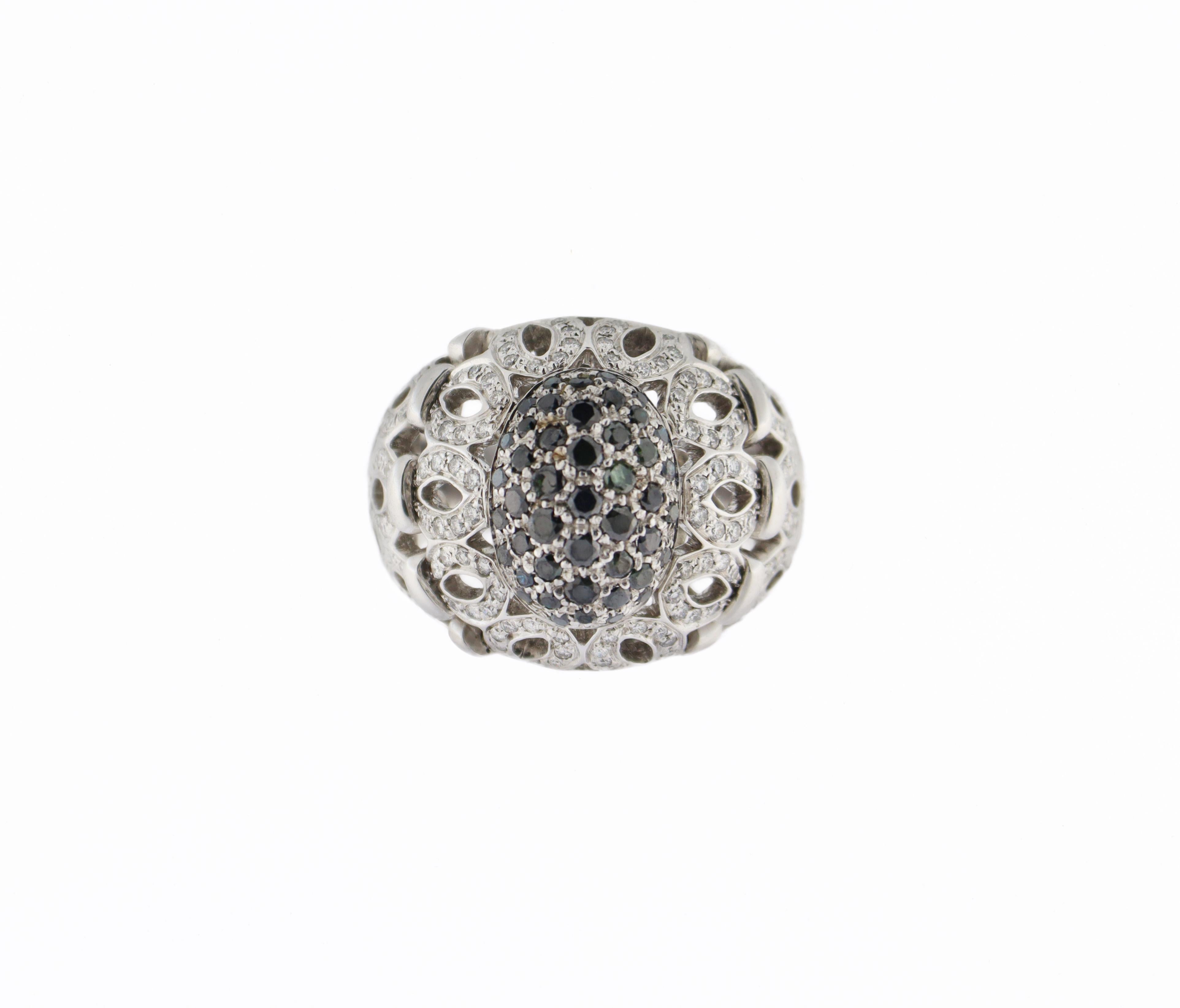Women's Diamonds Black e White 18 Karat White Gold Band Ring For Sale