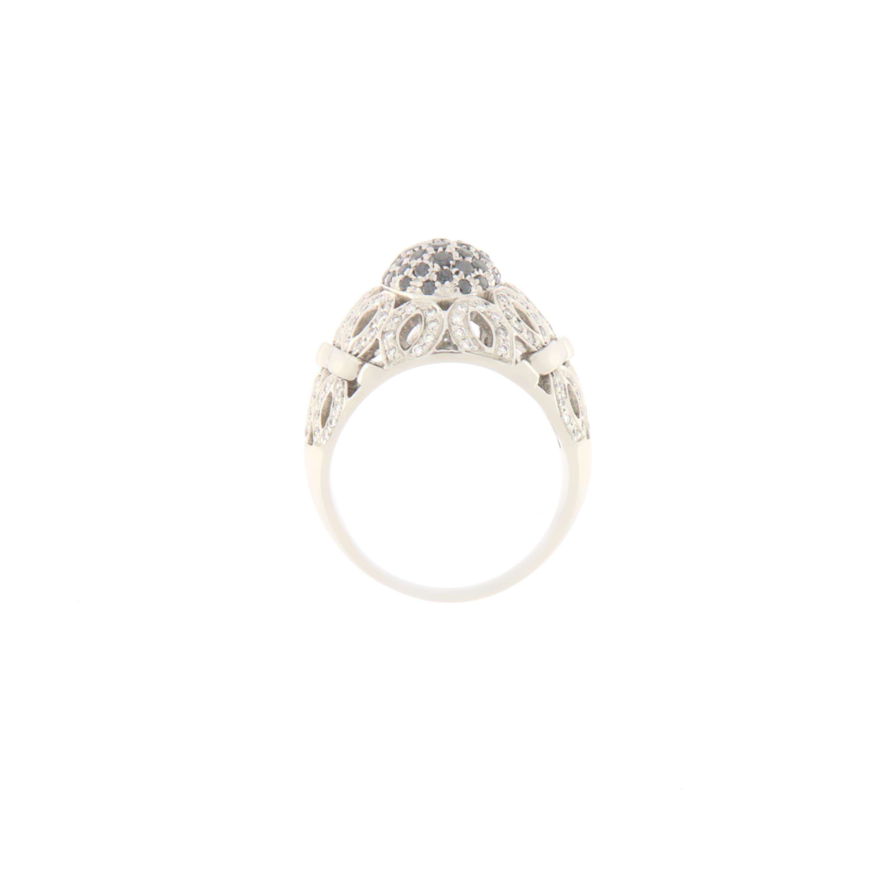 Ring aus 18 Karat Weißgold, hergestellt in Italien von Leo Pizzo.
Die Band Modell Ring hat etwa 2,95 Karat natürlichen Diamanten gesetzt, während auf der oberen zentralen Patch gibt es schwarze Diamanten gesetzt.
Eleganter Ring, geeignet für jede