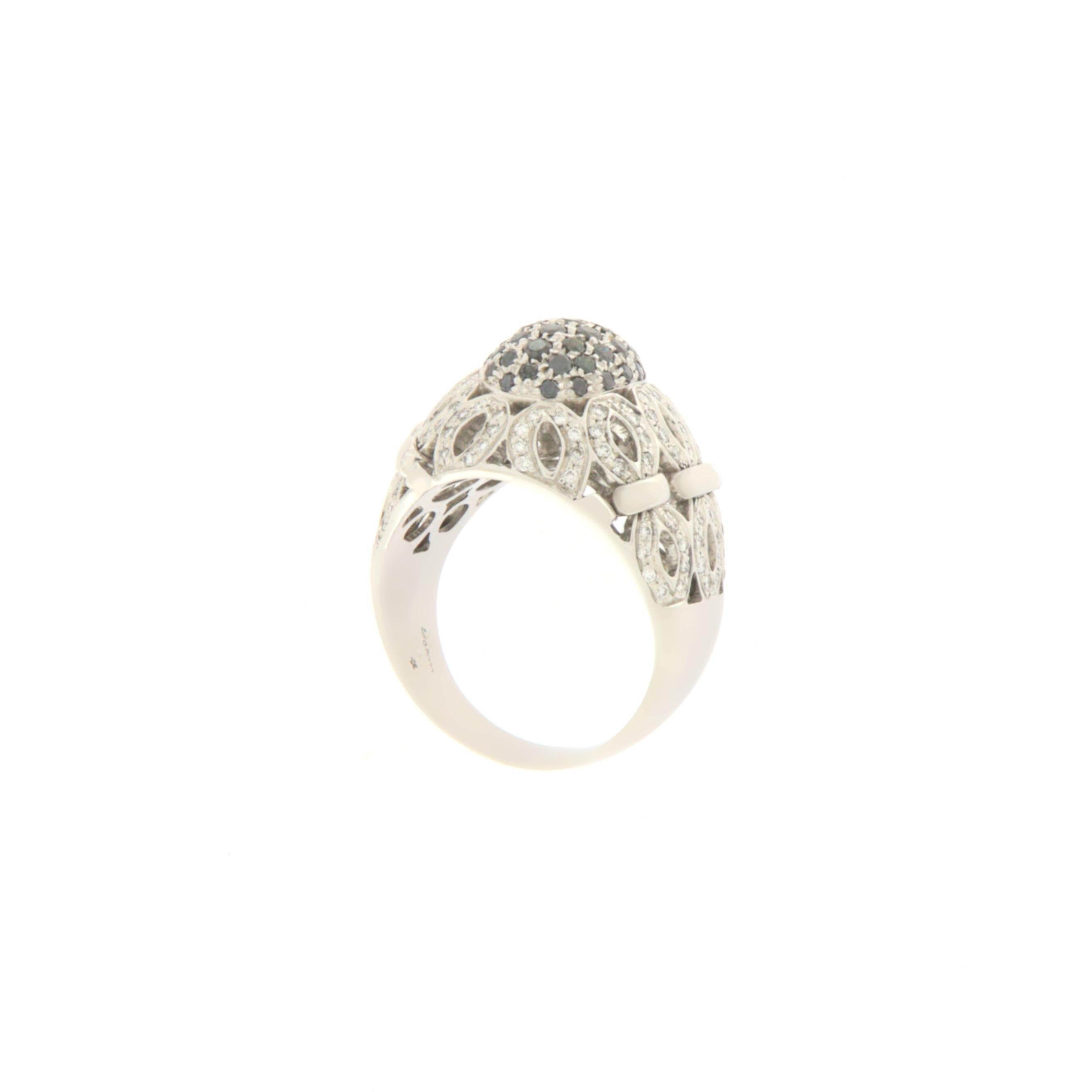 Contemporary Diamonds Black e White 18 Karat White Gold Band Ring For Sale