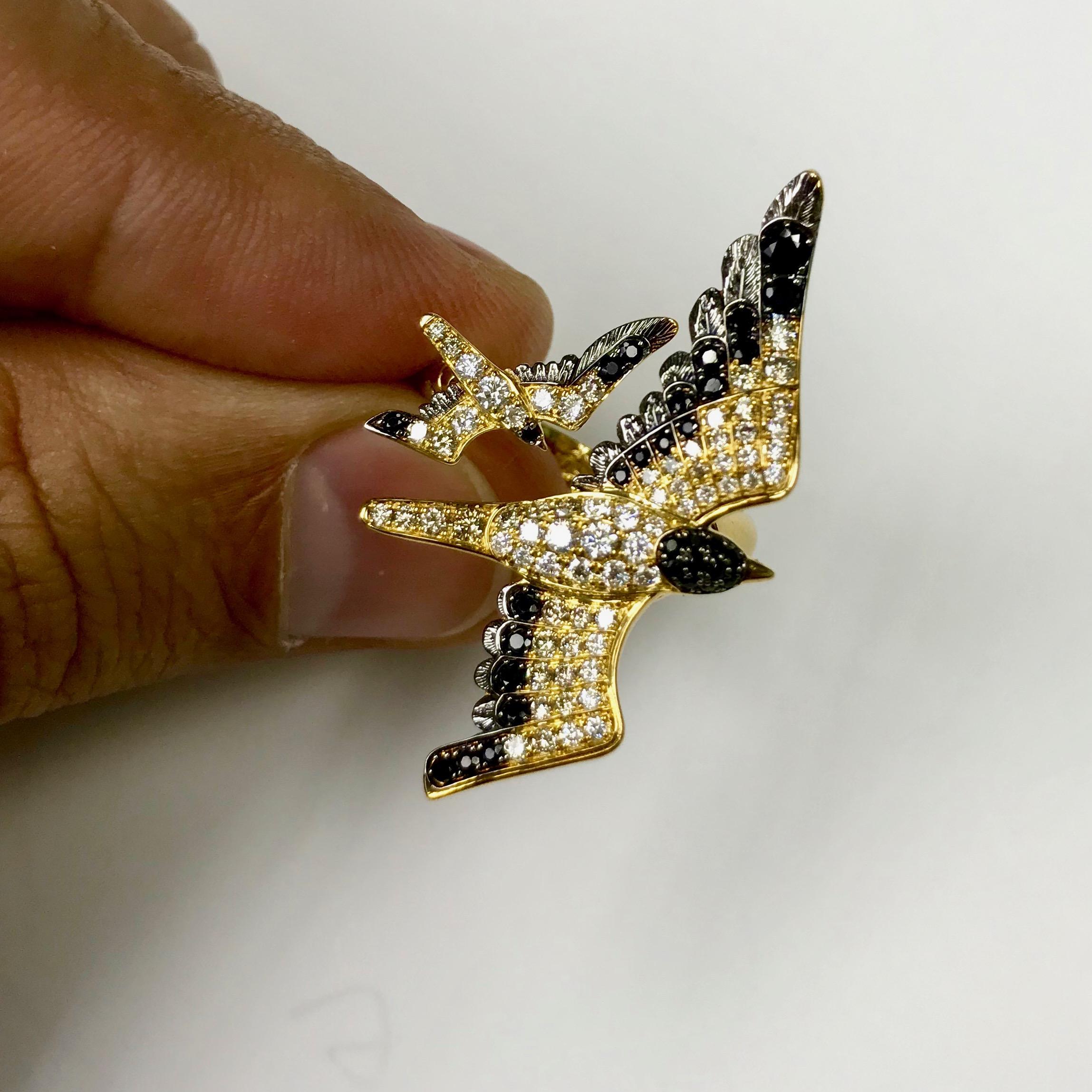 Weißer und brauner Diamant Schwarzer Saphir 18 Karat Gelbgold Seemöwenring
Hochdetaillierter Möwenring. Die Kombination aus weißen und champagnerfarbenen Diamanten erweckt den Eindruck, dass sie lebendig sind. Dieser Ring stellt zwei Möwen dar, die