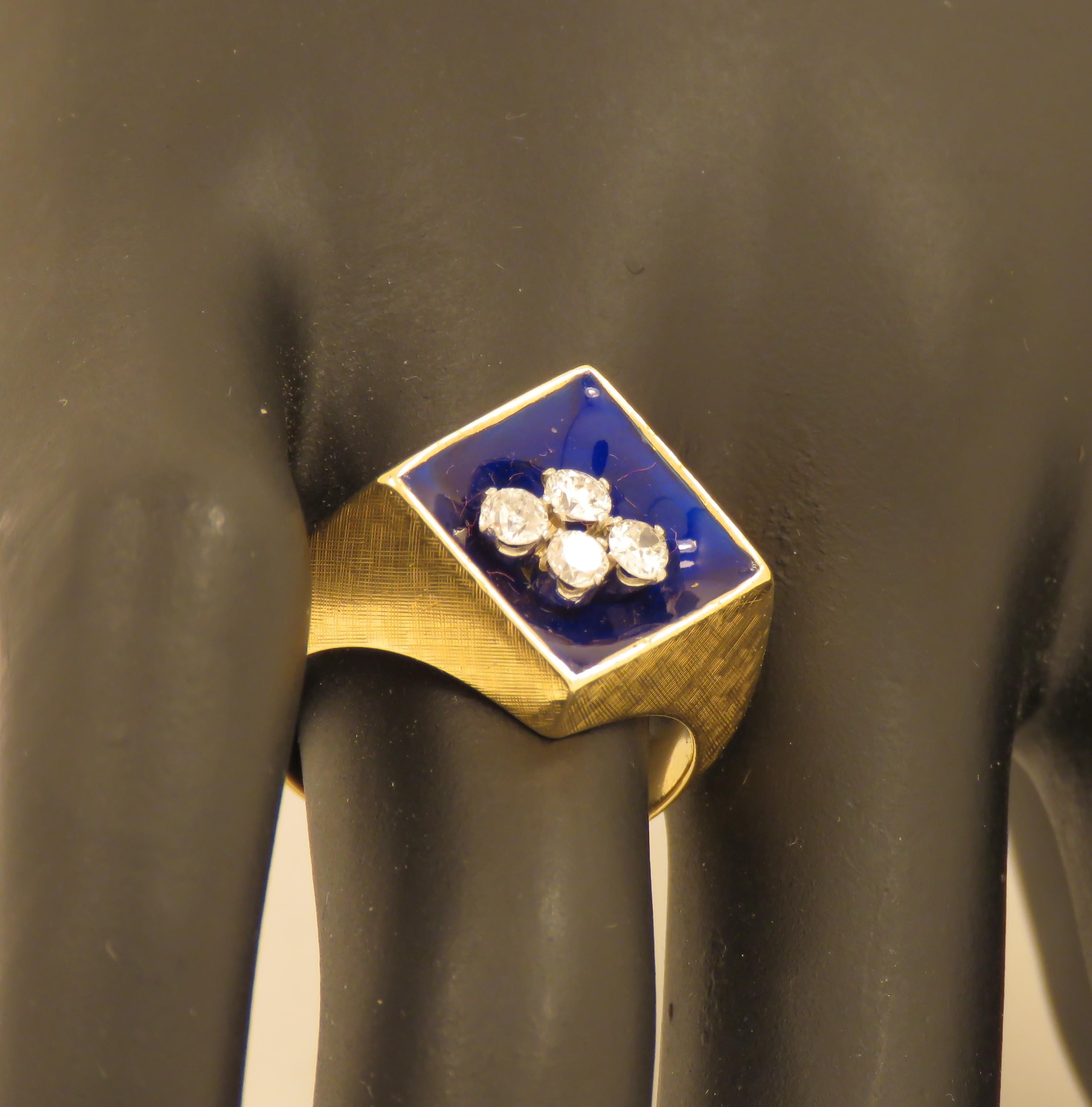 Schöner rautenförmiger Ring mit vier Diamanten im Brillantschliff (0,40 ctwa) in der Mitte, umgeben von leuchtend blauem Email. Handgefertigter Vintage-Ring aus 18 Karat Gelbgold. US-Fingergröße ist 8, französische Größe 58, italienische Größe 18.