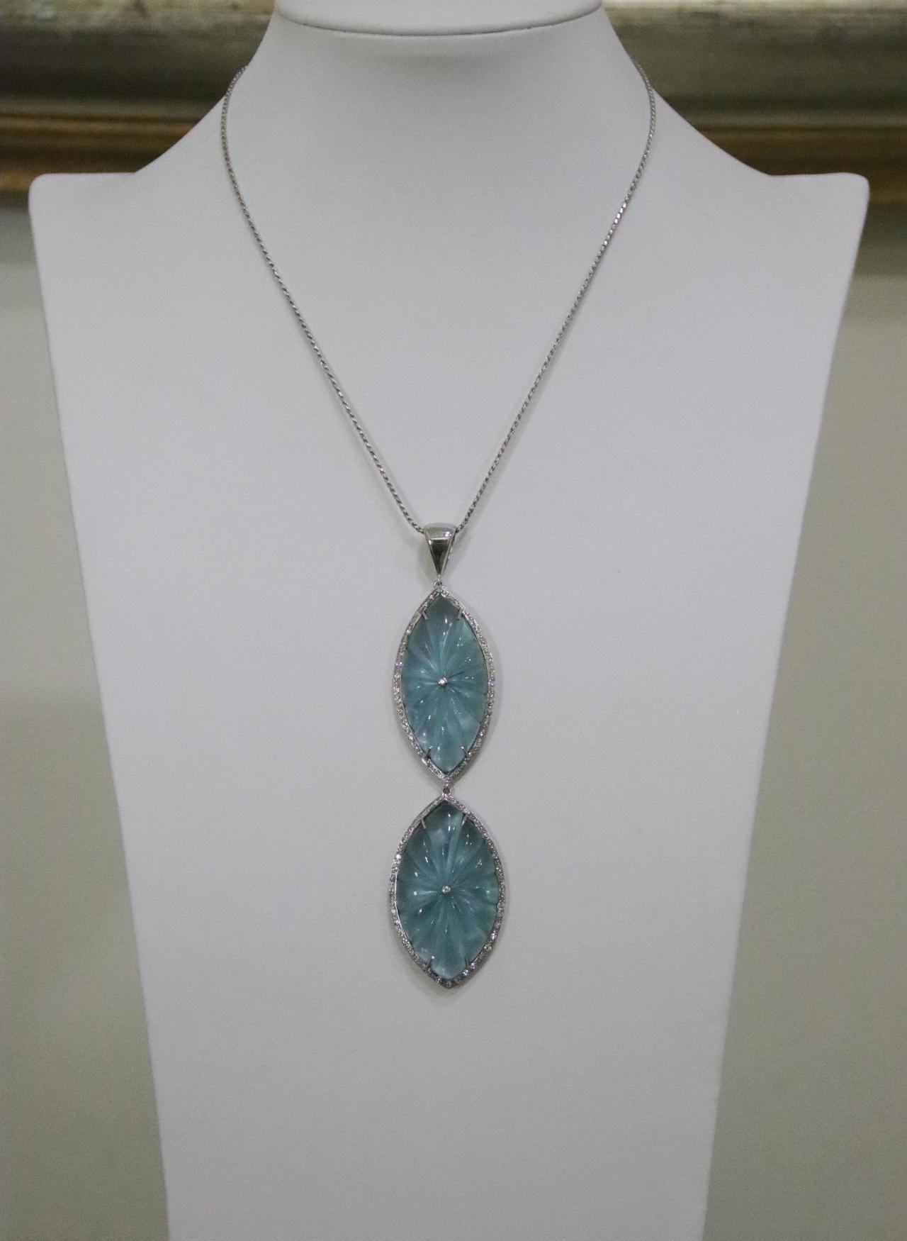 Collana a goccia con diamanti di quarzo blu in oro bianco 18 carati in vendita 1