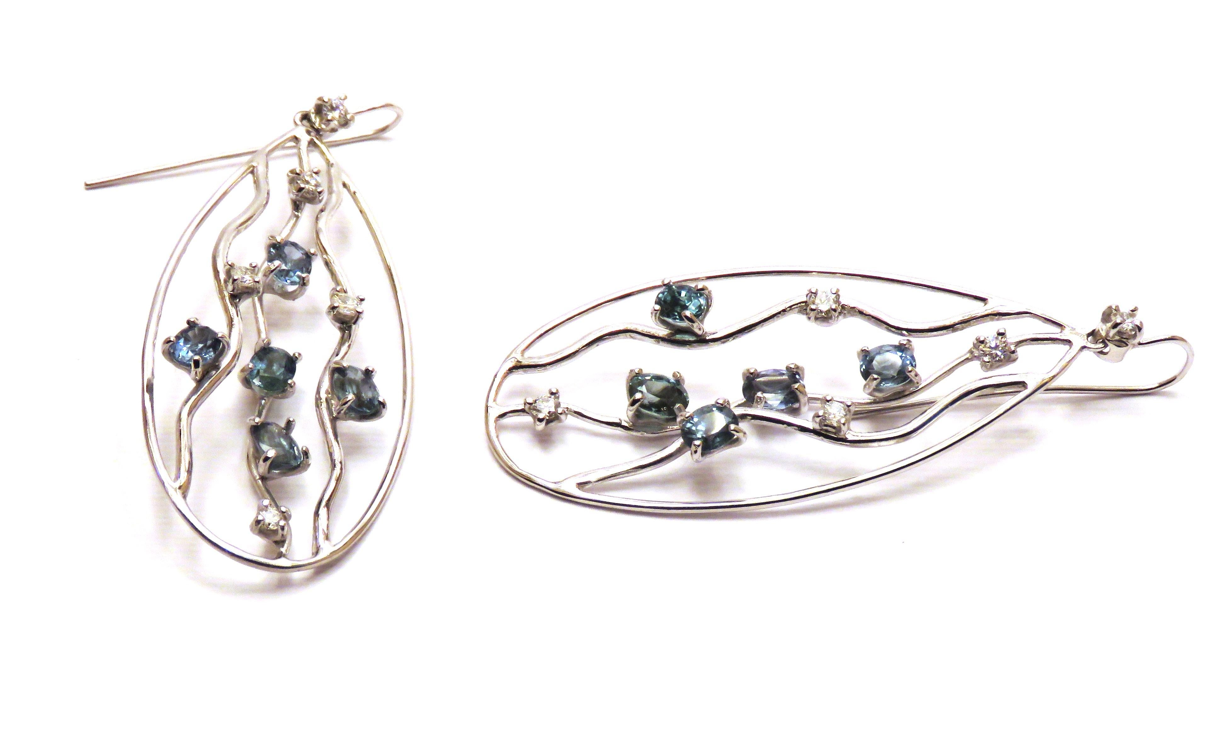 Boucles d'oreilles pendantes en or blanc 18 carats avec diamants et saphirs bleus, fabriquées en Italie en vente 1