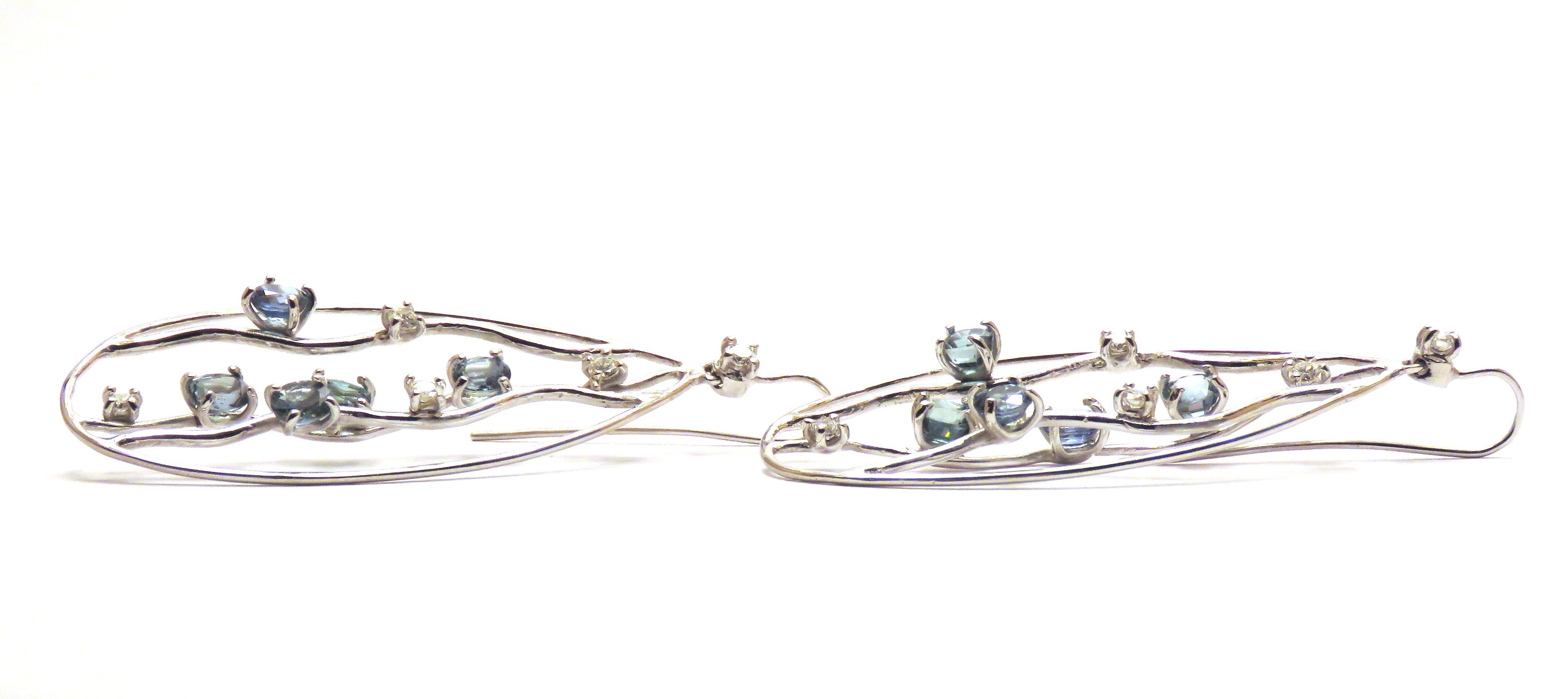 Boucles d'oreilles pendantes en or blanc 18 carats avec diamants et saphirs bleus, fabriquées en Italie en vente 2
