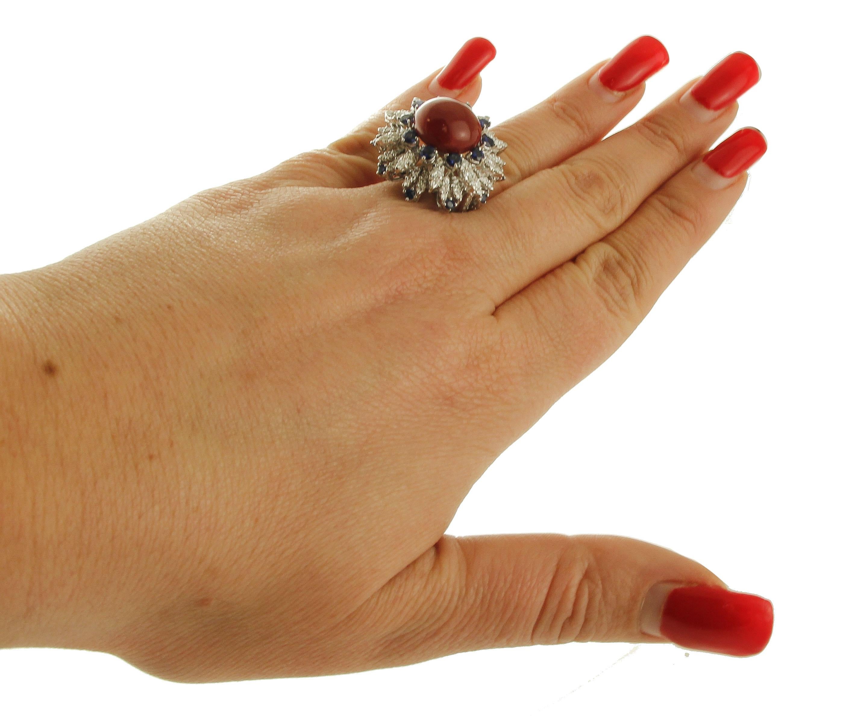 Diamonds, Blue Sapphires, Red Coral Button, 14 Karat White Gold Ring In Good Condition In Marcianise, Marcianise (CE)