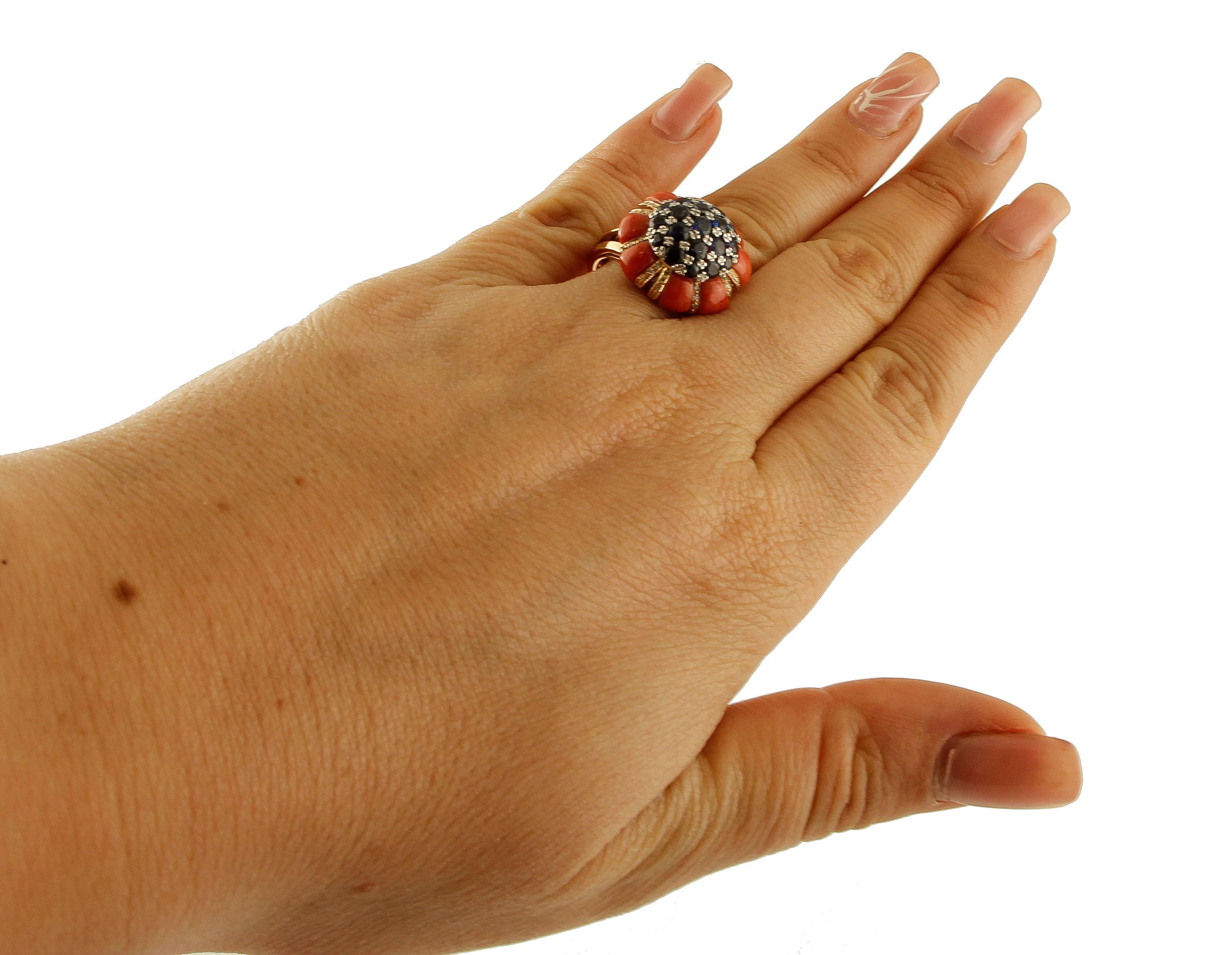 Diamonds, Blue Sapphires, Coral, 14 Karat Yellow Gold Ring In Good Condition In Marcianise, Marcianise (CE)