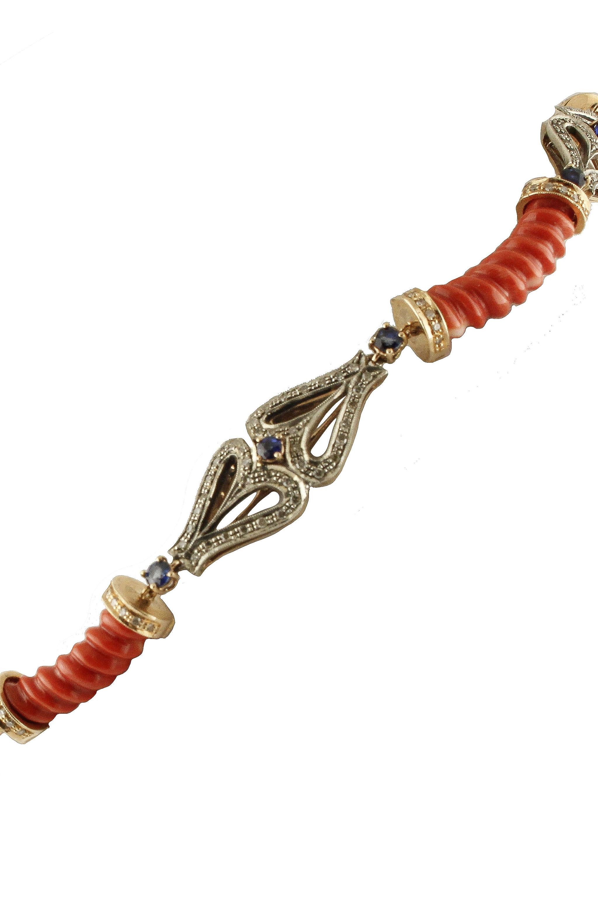 Collier à maillons en or/argent, saphirs bleus, corails gravés et diamants Pour femmes en vente