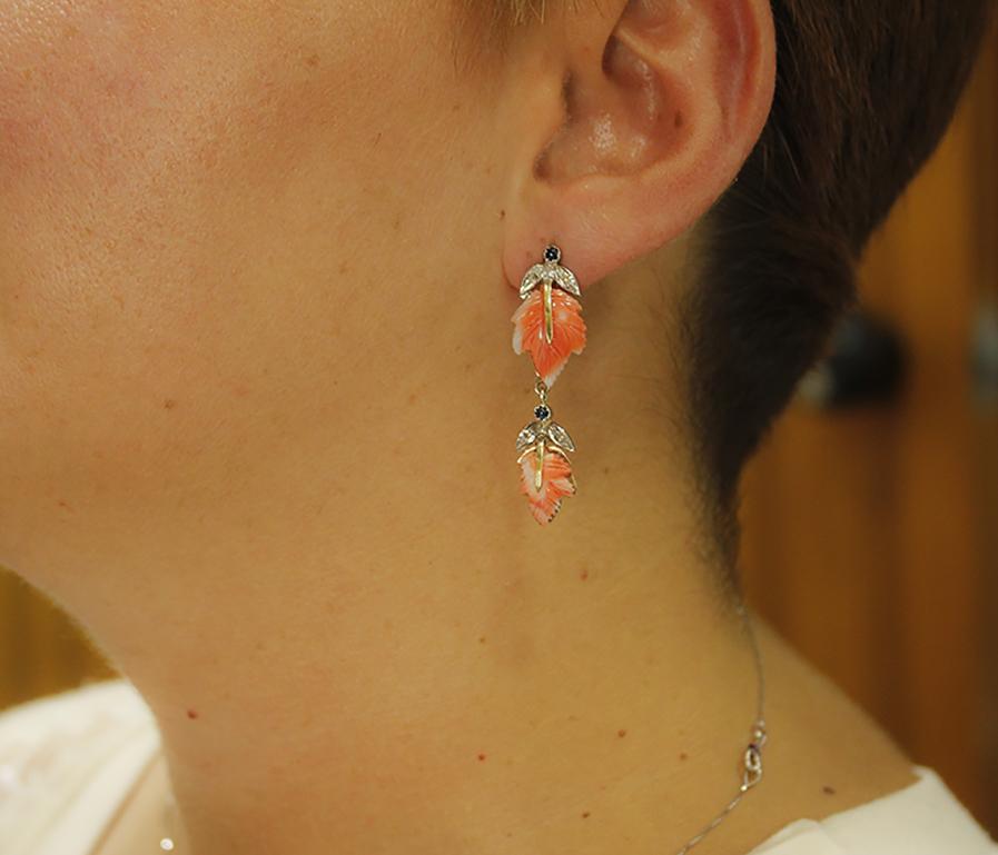 Diamonds Blue Sapphires Coral Leaves Rose and White Gold Earrings In Good Condition In Marcianise, Marcianise (CE)
