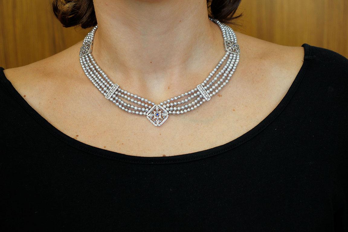 Diamants, saphirs bleus, perles, collier de perles en or blanc 14 carats Pour femmes en vente