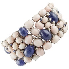 Bracelet en or blanc avec diamants, saphirs bleus, tanzanites et corails roses