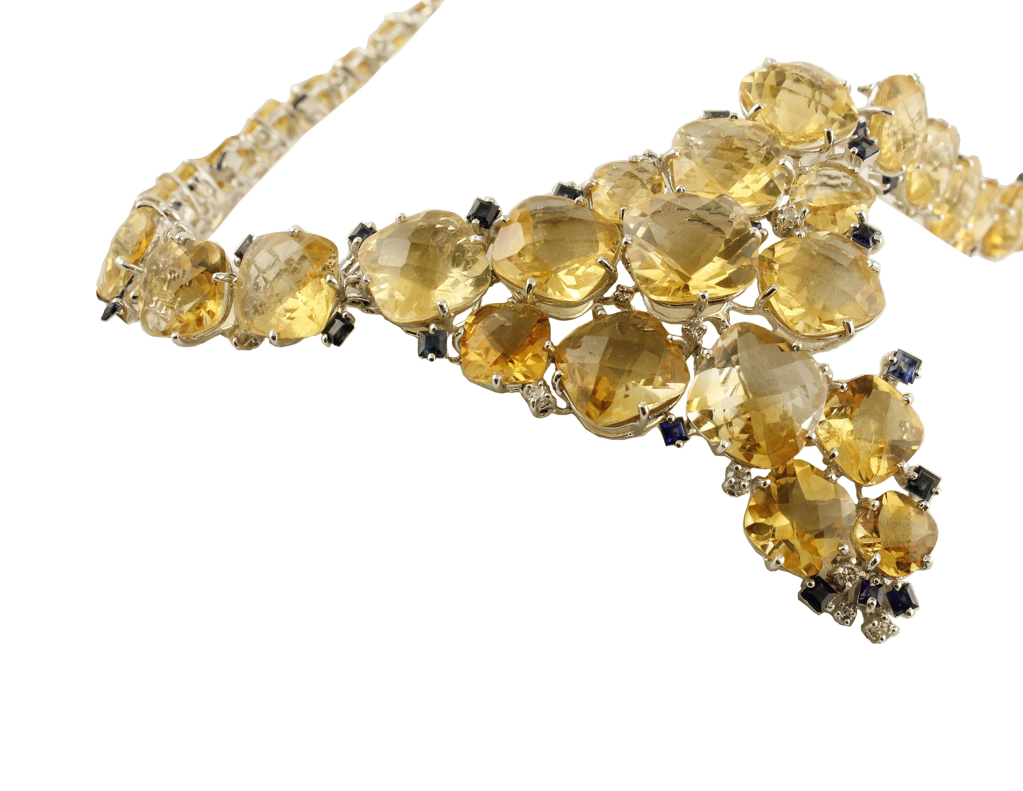 Rétro Collier en or blanc orné de diamants et de saphirs bleus topazes en vente