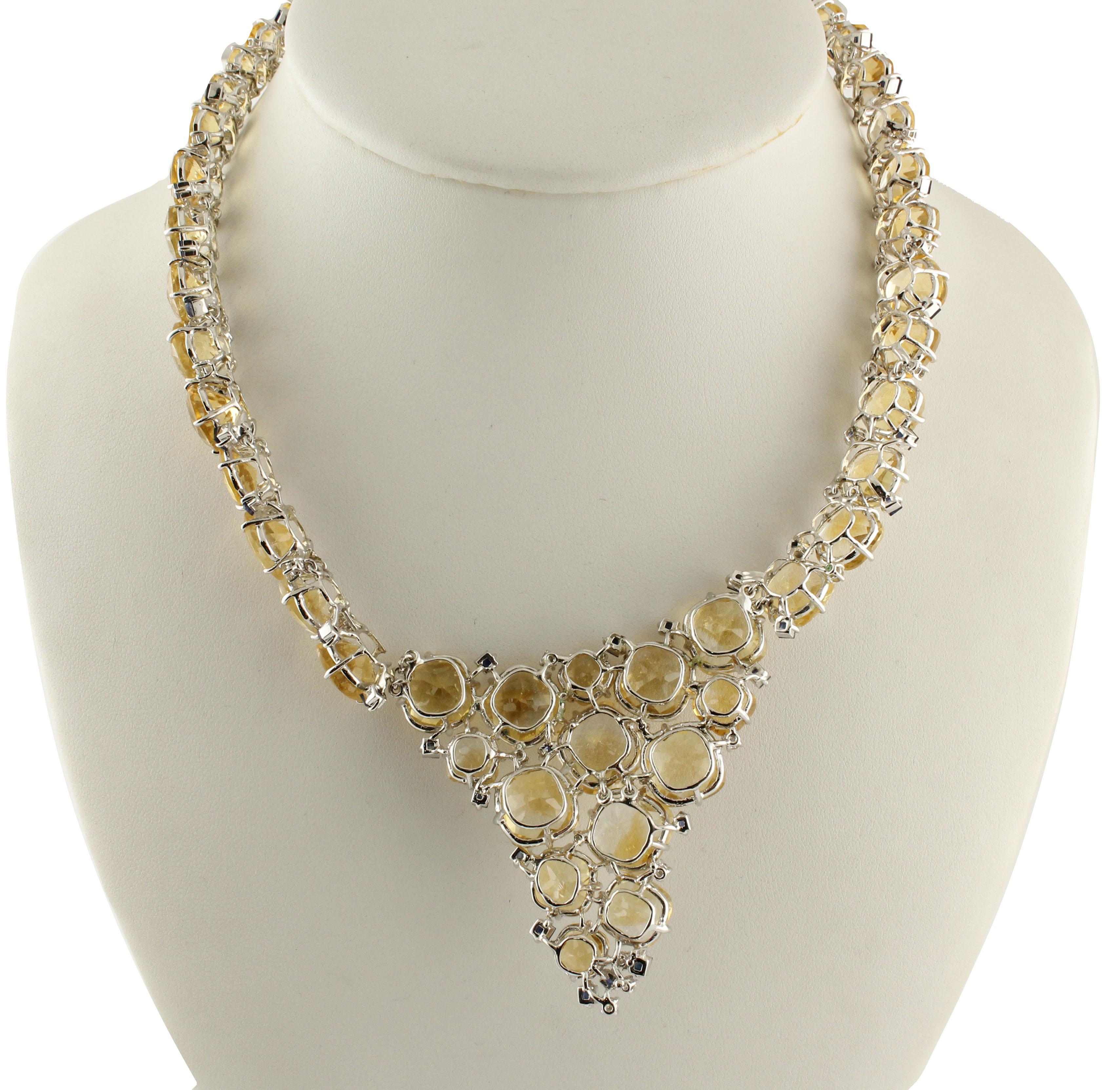 Diamanten Blaue Saphire Topase Weißgold Halskette (Brillantschliff) im Angebot