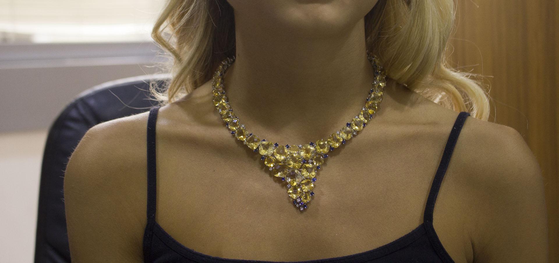 Diamanten Blaue Saphire Topase Weißgold Halskette Damen im Angebot