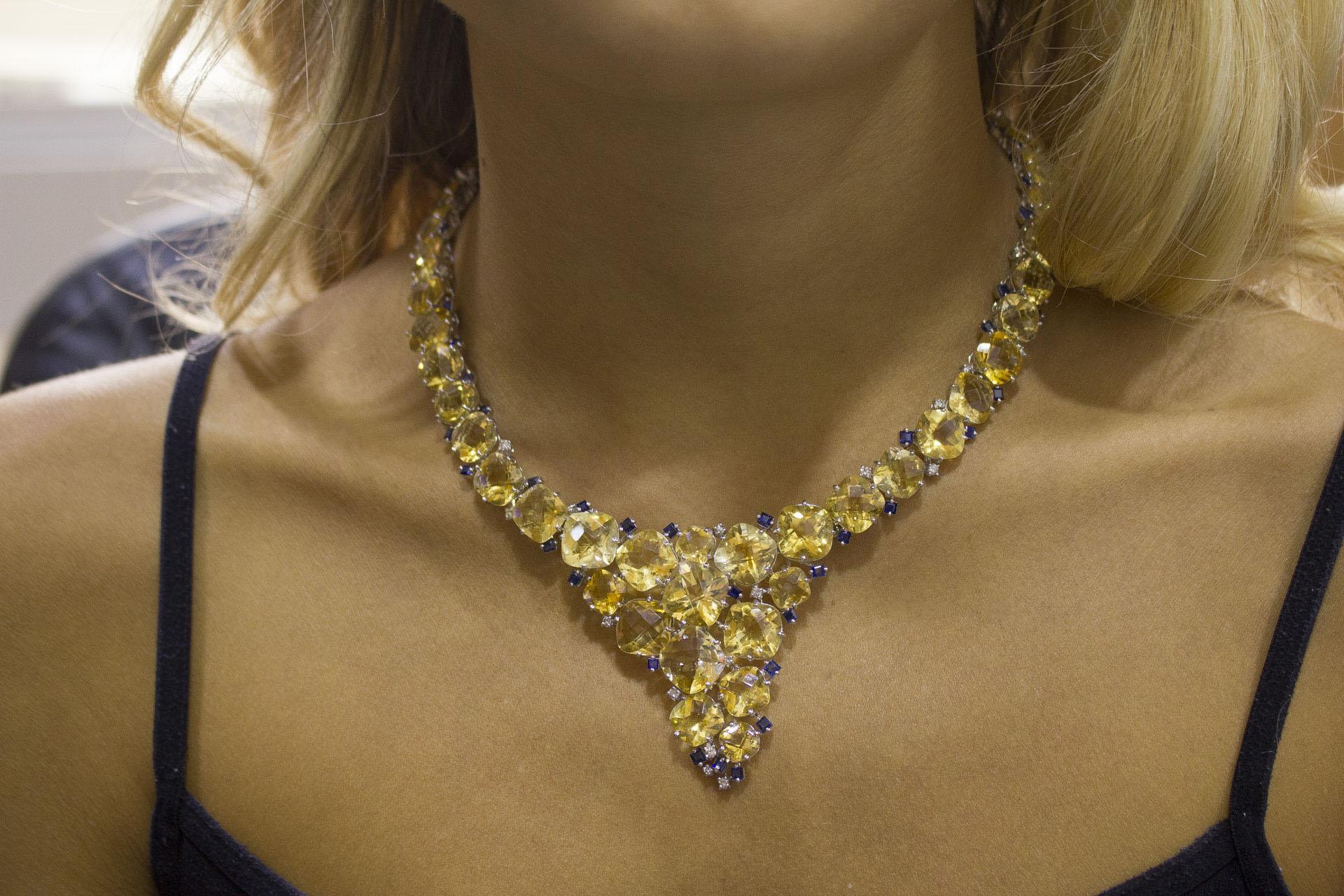 Diamanten Blaue Saphire Topase Weißgold Halskette im Angebot 2
