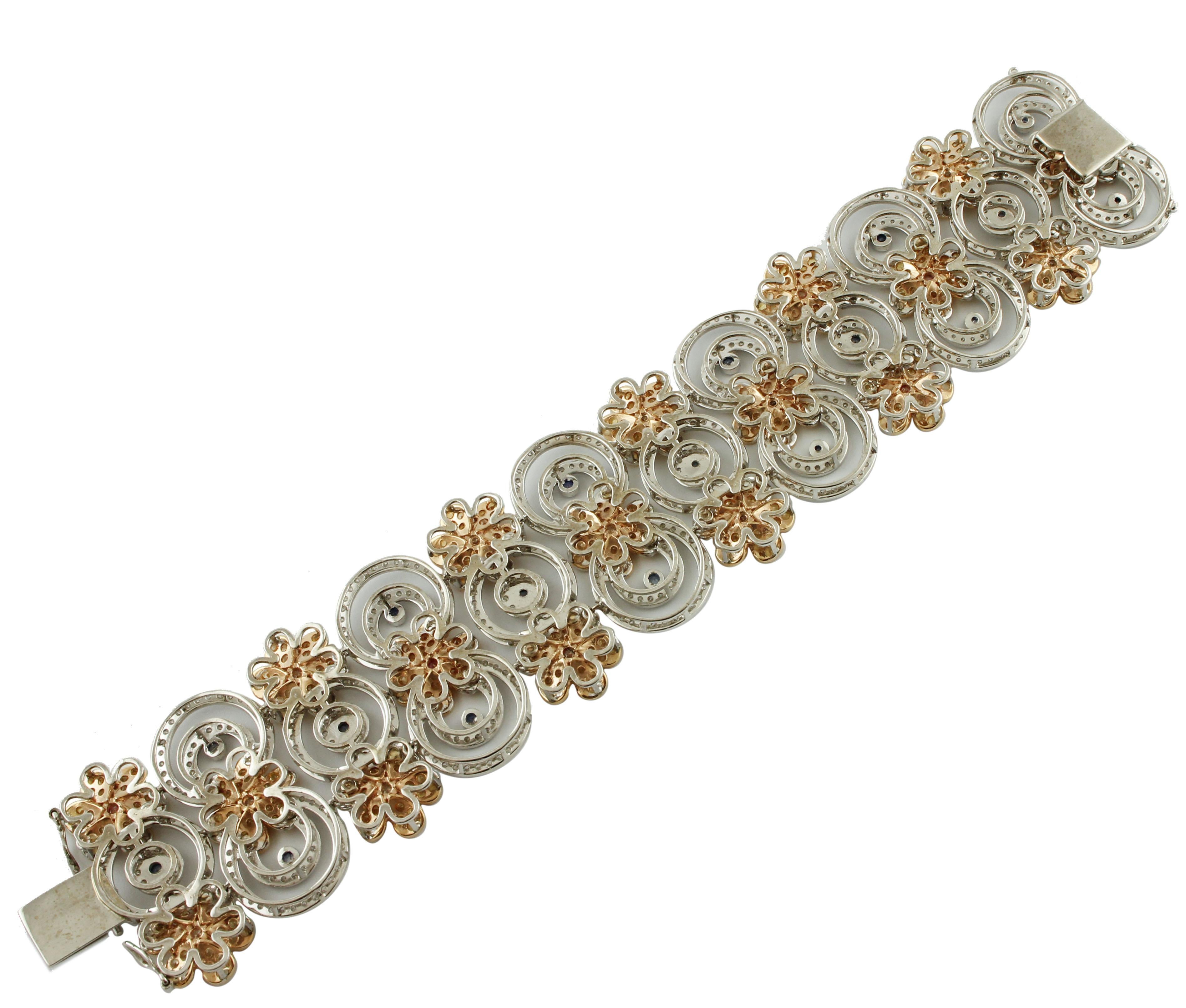 Taille brillant Bracelet fleuri et cercles en or blanc et rose, diamants, saphirs bleus et jaunes en vente