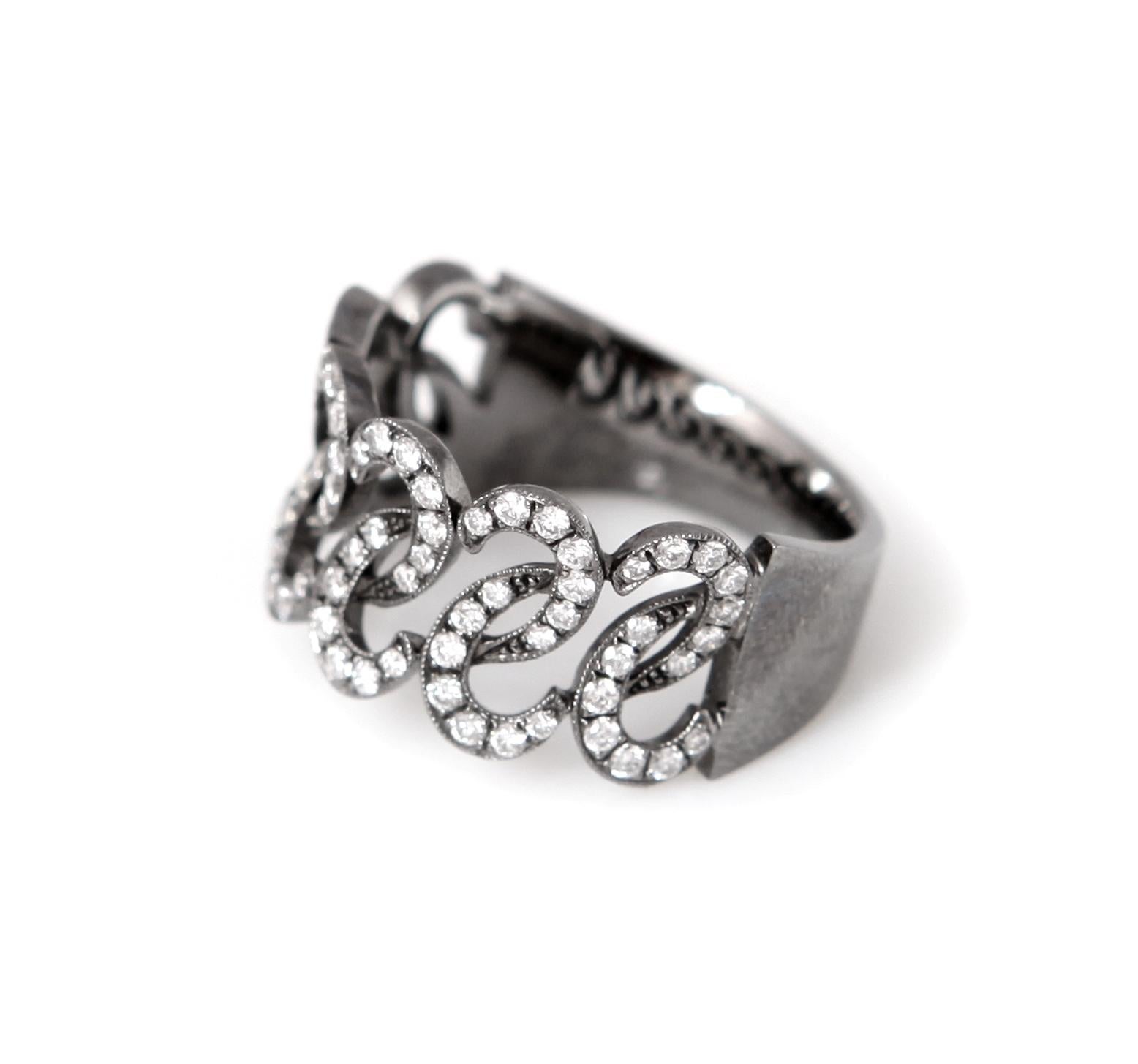 Une bague originale avec deux rangées de bracelets sertis de diamants.

Dimensions de l'anneau : 1 x 2 x 0,2 cm, (0,394 x 0,787 x 0,079 inch)

Poids de la bague : 6 g

Poids des diamants : 0,58 carats

Tour de doigt : 53 (taille US : 6 1/2)

Or noir