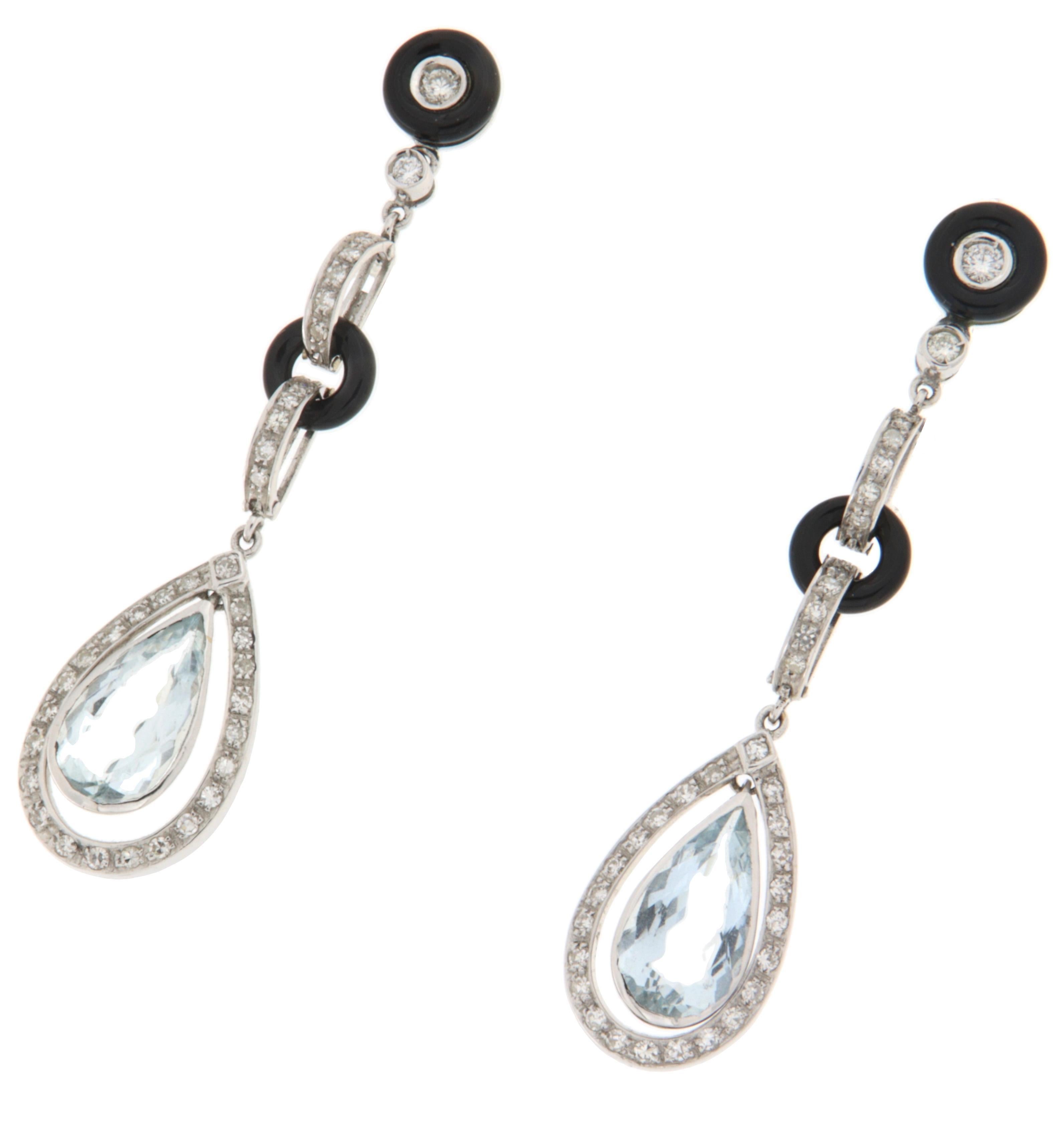 Ces exquises boucles d'oreilles en or blanc 18 carats incarnent une sophistication intemporelle et un savoir-faire impeccable. Entièrement fabriqué à la main par nos artisans experts, le design s'inspire de l'esthétique raffinée de l'époque Art