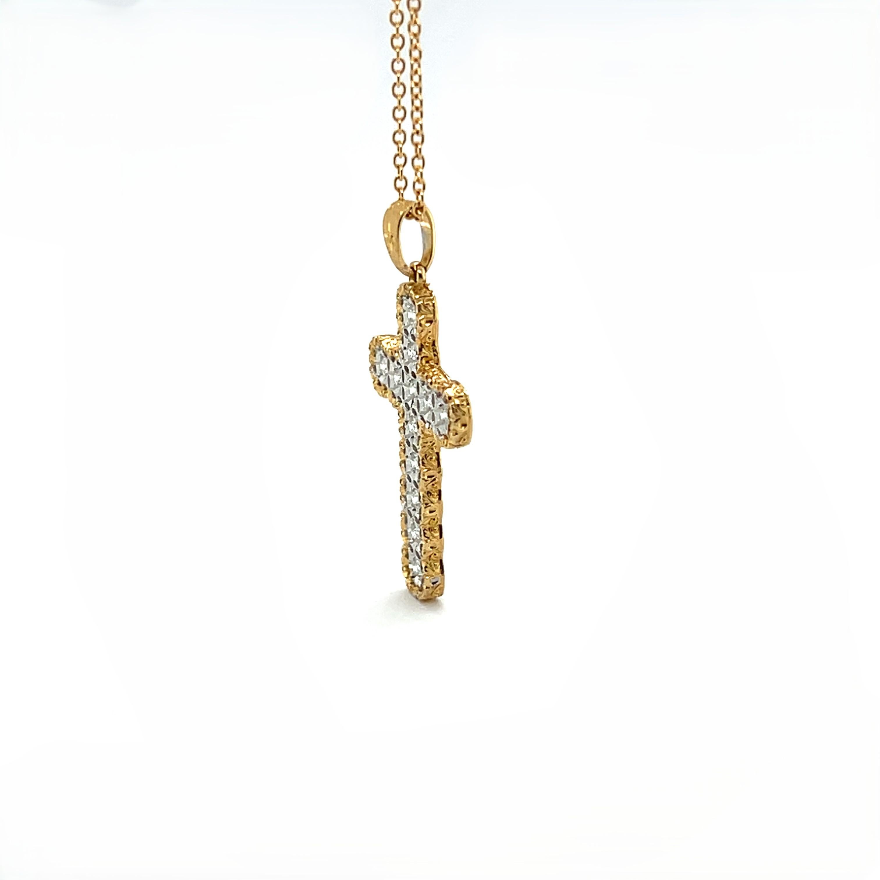 Taglio brillante Collana con ciondolo a croce in oro giallo 18 carati con diamanti a taglio brillante in vendita
