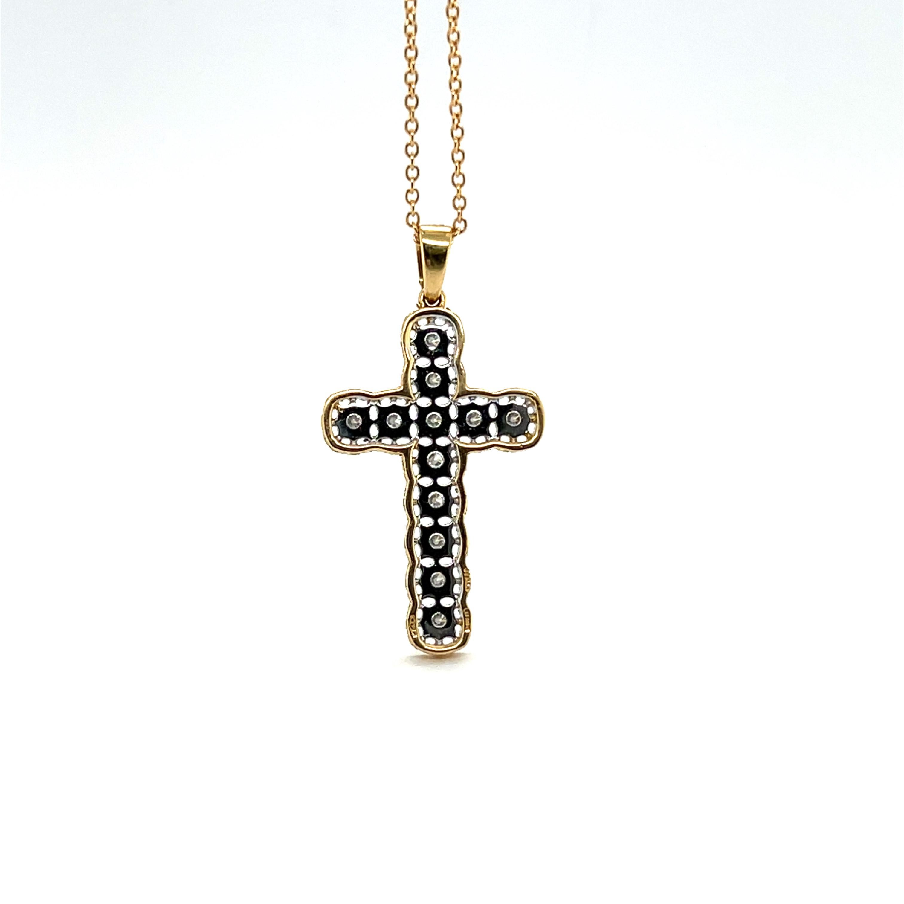 Collana con ciondolo a croce in oro giallo 18 carati con diamanti a taglio brillante in vendita 1