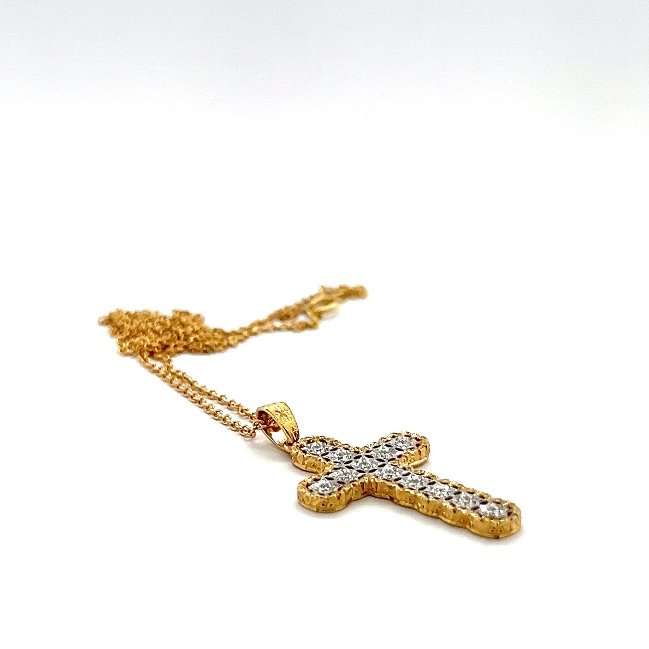 Collana con ciondolo a croce in oro giallo 18 carati con diamanti a taglio brillante in vendita 2