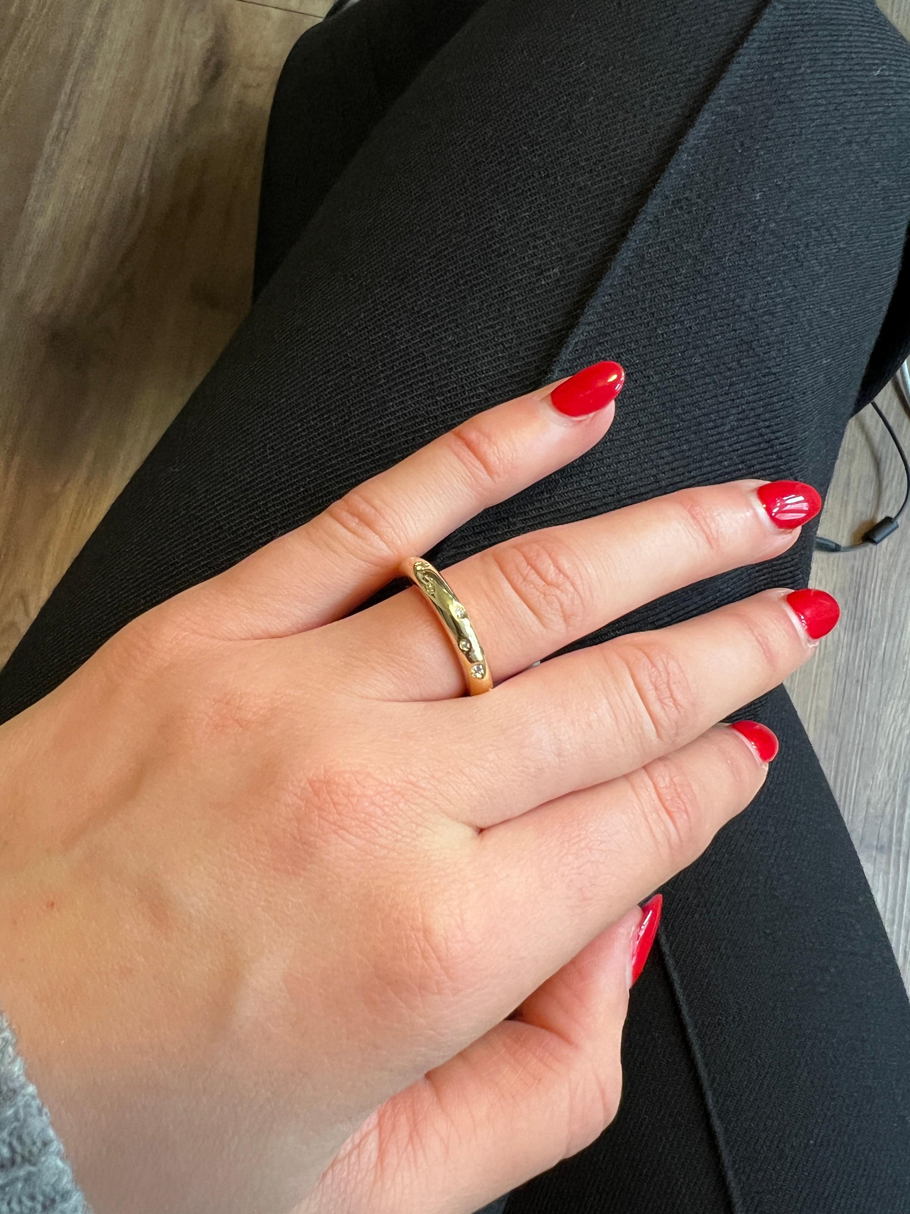 Bague en or jaune 18 carats diamants taille brillant 0.150 carats 

Cette élégante bague de Chimento est réalisée en or jaune 18 carats et pèse 4,20 grammes. Elle présente un design raffiné, rehaussé par de délicats diamants taille brillant