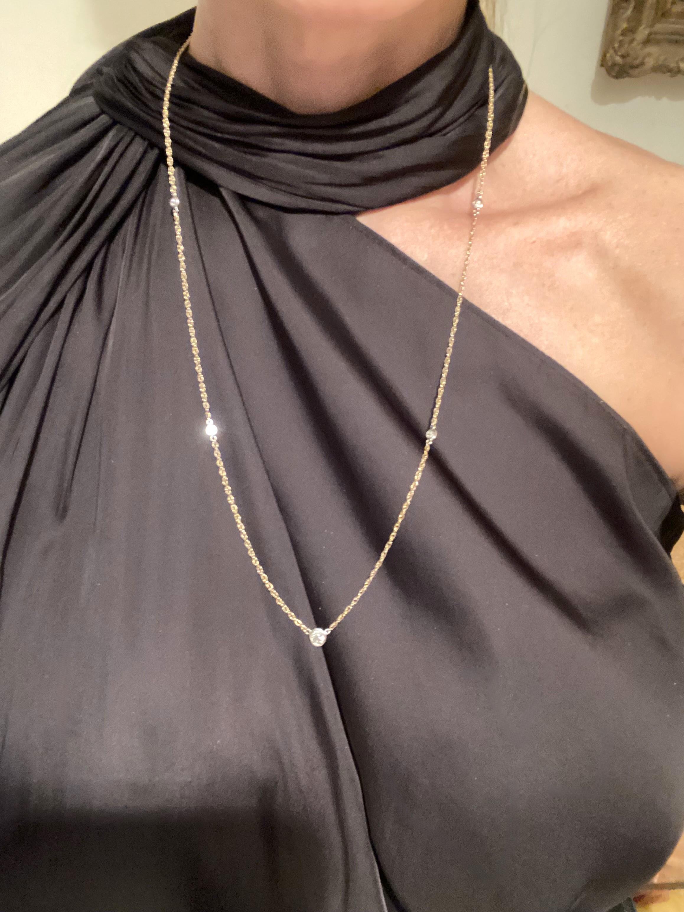 Precioso collar de oro amarillo de 14 quilates con cinco (5) diamantes de talla europea antigua engastados en bisel, diamantes de principios del siglo XX y collar de mediados del siglo XX. El collar, también conocido como 