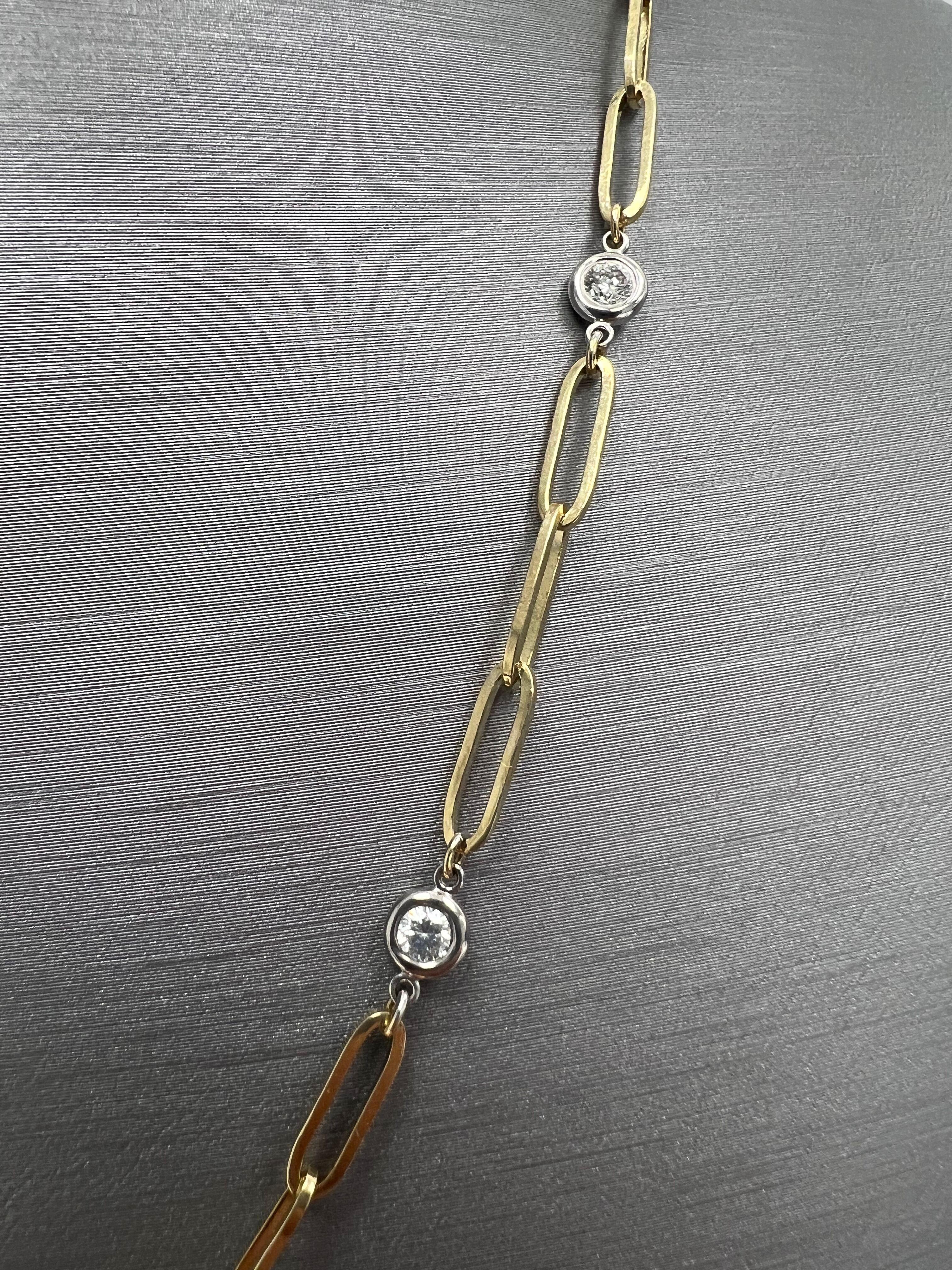 Die angesagteste Halskette auf dem Markt.
Diamanten pro Meter Halskette mit Büroklammerkette.
Das perfekte Schmuckstück für jede Gelegenheit.
Natürliche Diamanten im Vollschliff.
Zweifarbig (weiß und gelb) 14k Gold.
Anzahl der Diamanten: