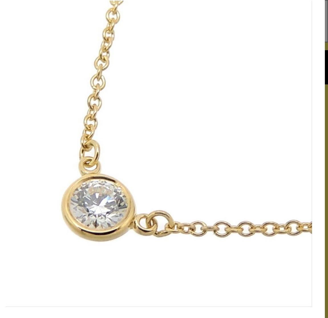 Bellissimo ciondolo Tiffany & Co. con un singolo diamante rotondo taglio brillante. Una lucentezza assolutamente straordinaria e perfetta per essere indossata tutti i giorni.
Pietra preziosa: Diamante
Forma della pietra: Brillante rotondo
Peso in