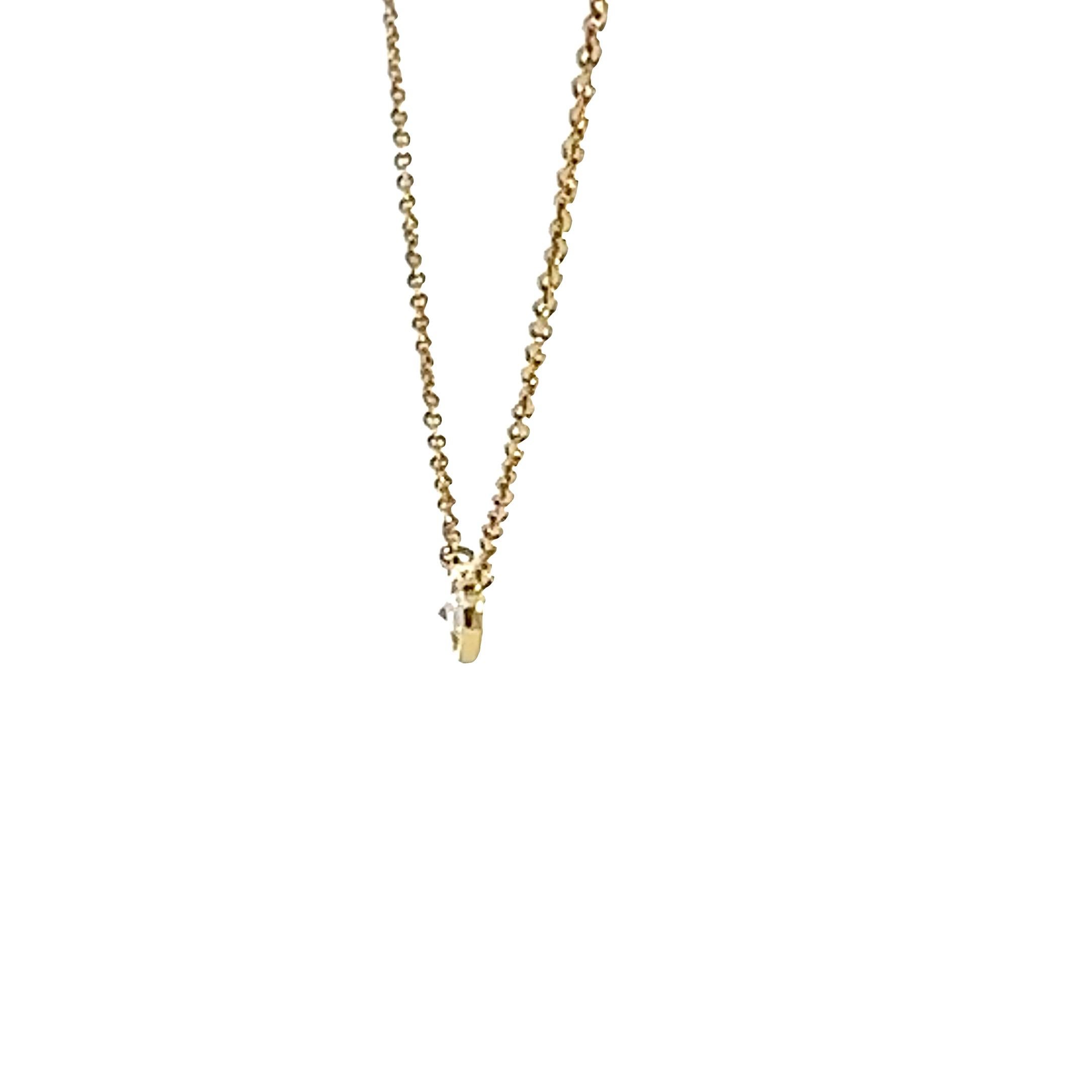 L'iconique pendentif à un seul diamant AleXS Diamonds by the Yard® de Tiffany & Co. offert par Alex & Co. Un seul diamant taille brillant serti sur lunette et poli à la main brille au centre de ce pendentif délicat et raffiné en or jaune 18 carats.