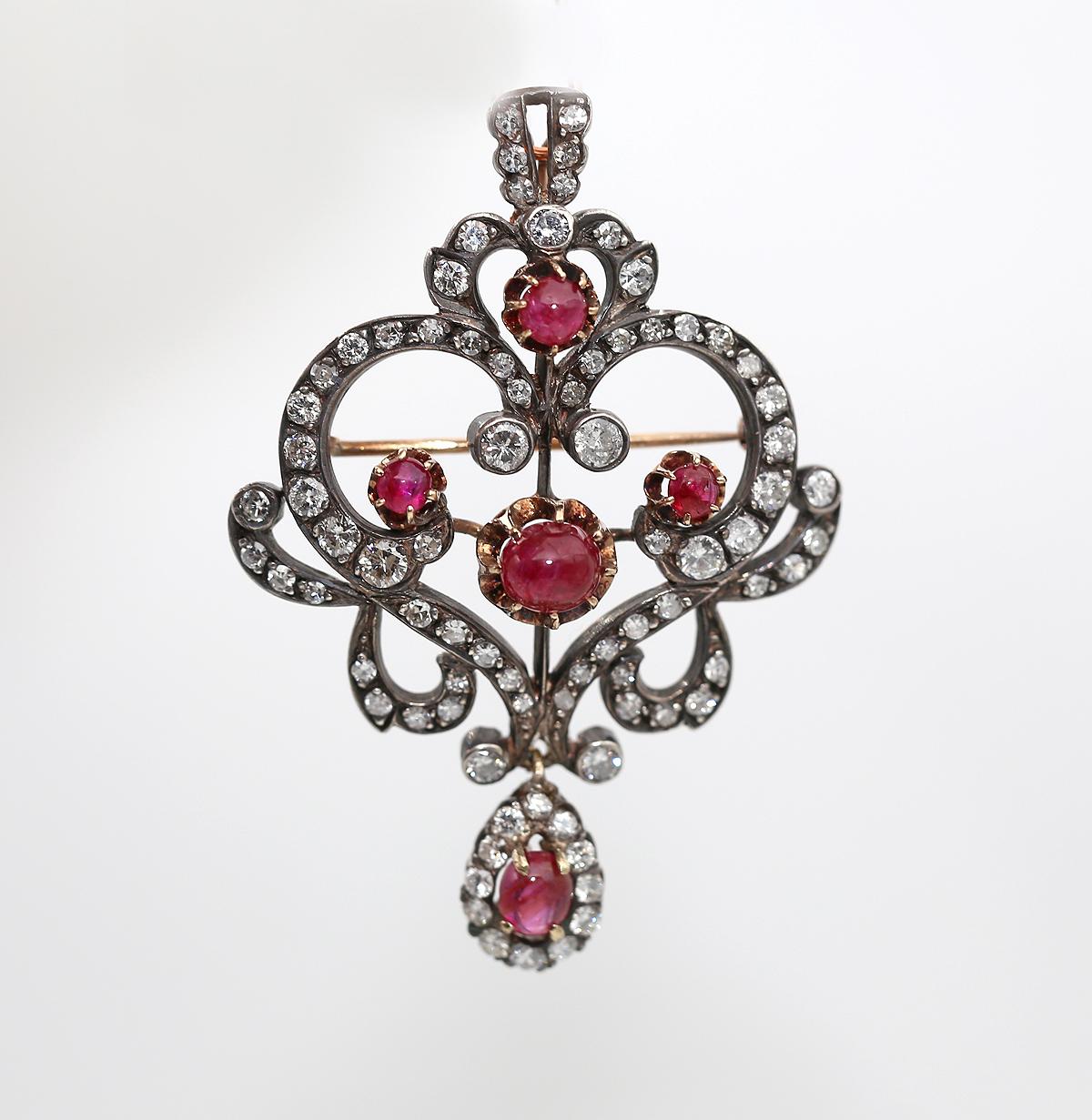Diamanten Cabochon Rubine Anhänger oder Brosche 14 Karat Gold. 
Klassisches, wunderschönes Design, das aus drei Teilen besteht. Eine Schlaufe für eine Kette oder Schnur, die als Anhänger getragen wird. Der Hauptteil besteht aus klassischen floralen