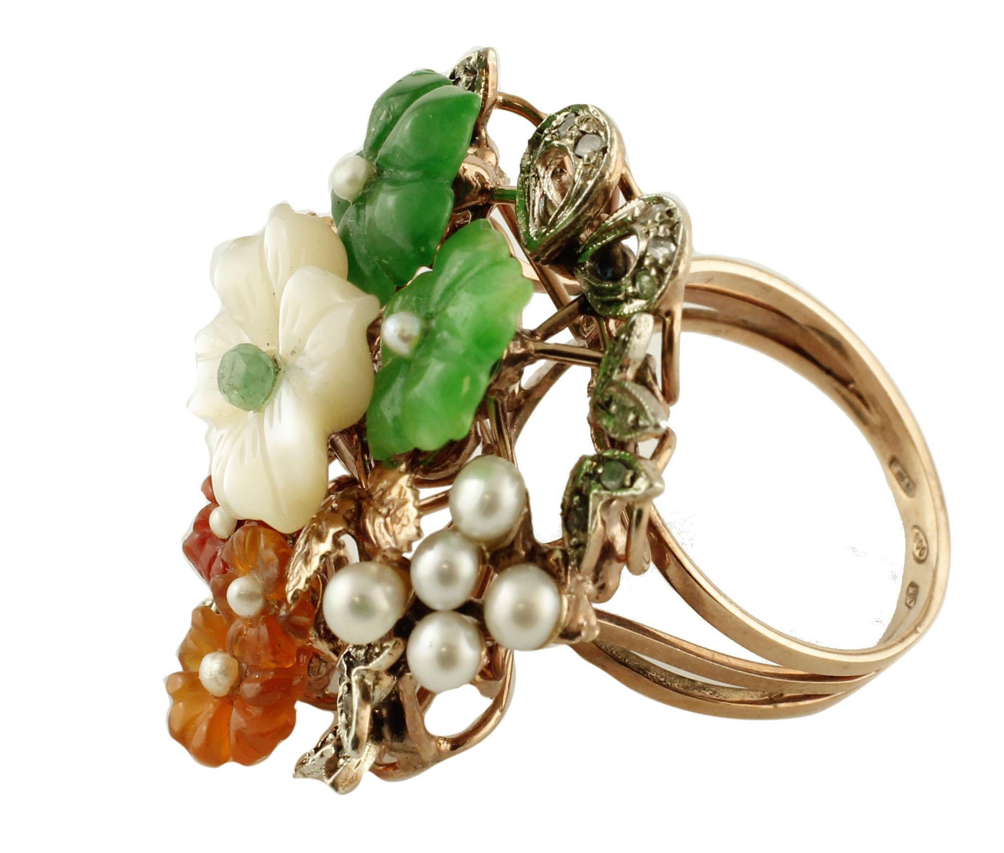 Ring aus Roségold und Silber mit Diamanten, Karneol, Achat, weißen Steinen und Smaragd (Gemischter Schliff) im Angebot