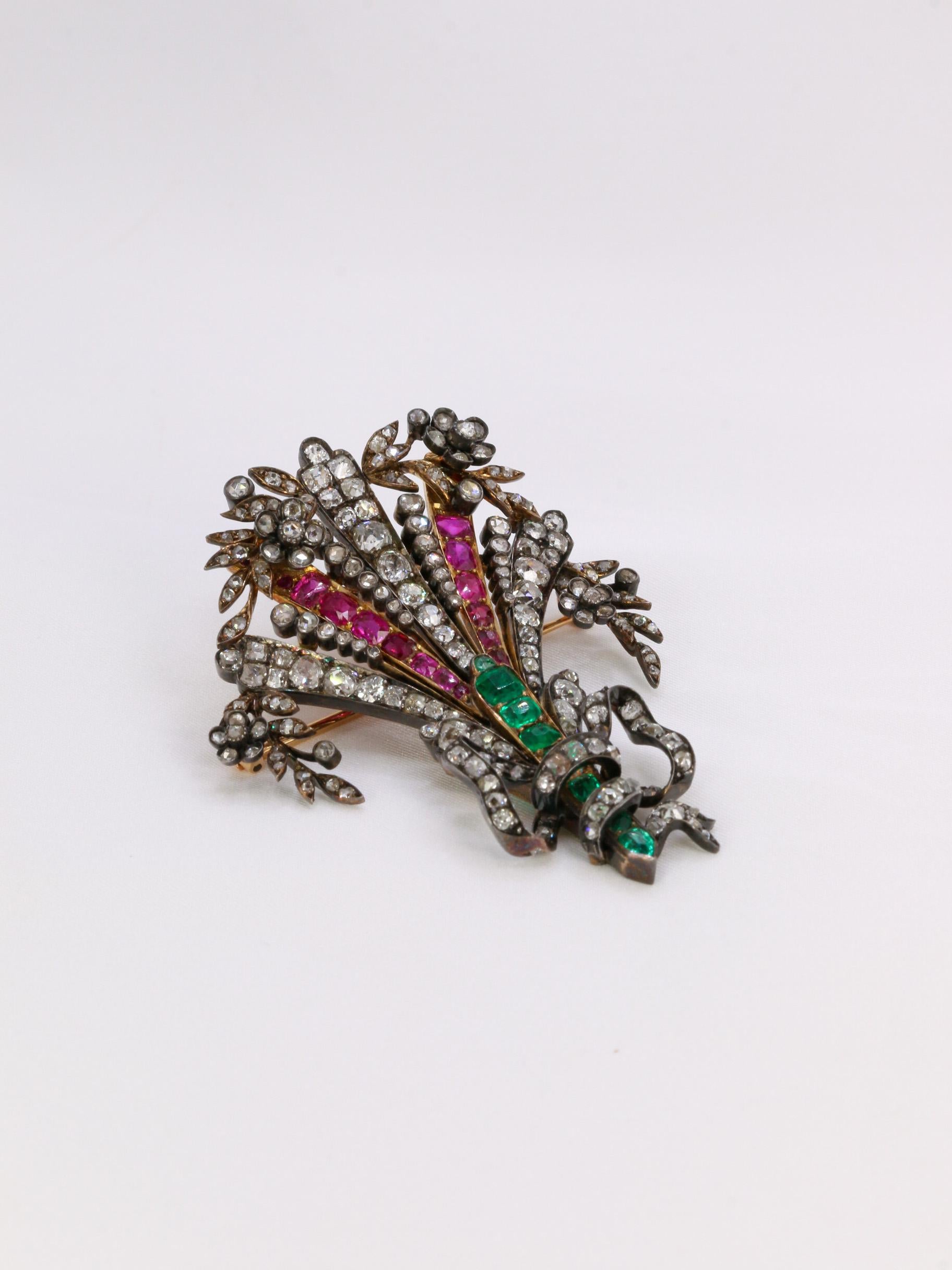 Diamonds, Colombian emeralds, Burmese rubies antique brooch In Good Condition For Sale In PARIS, FR