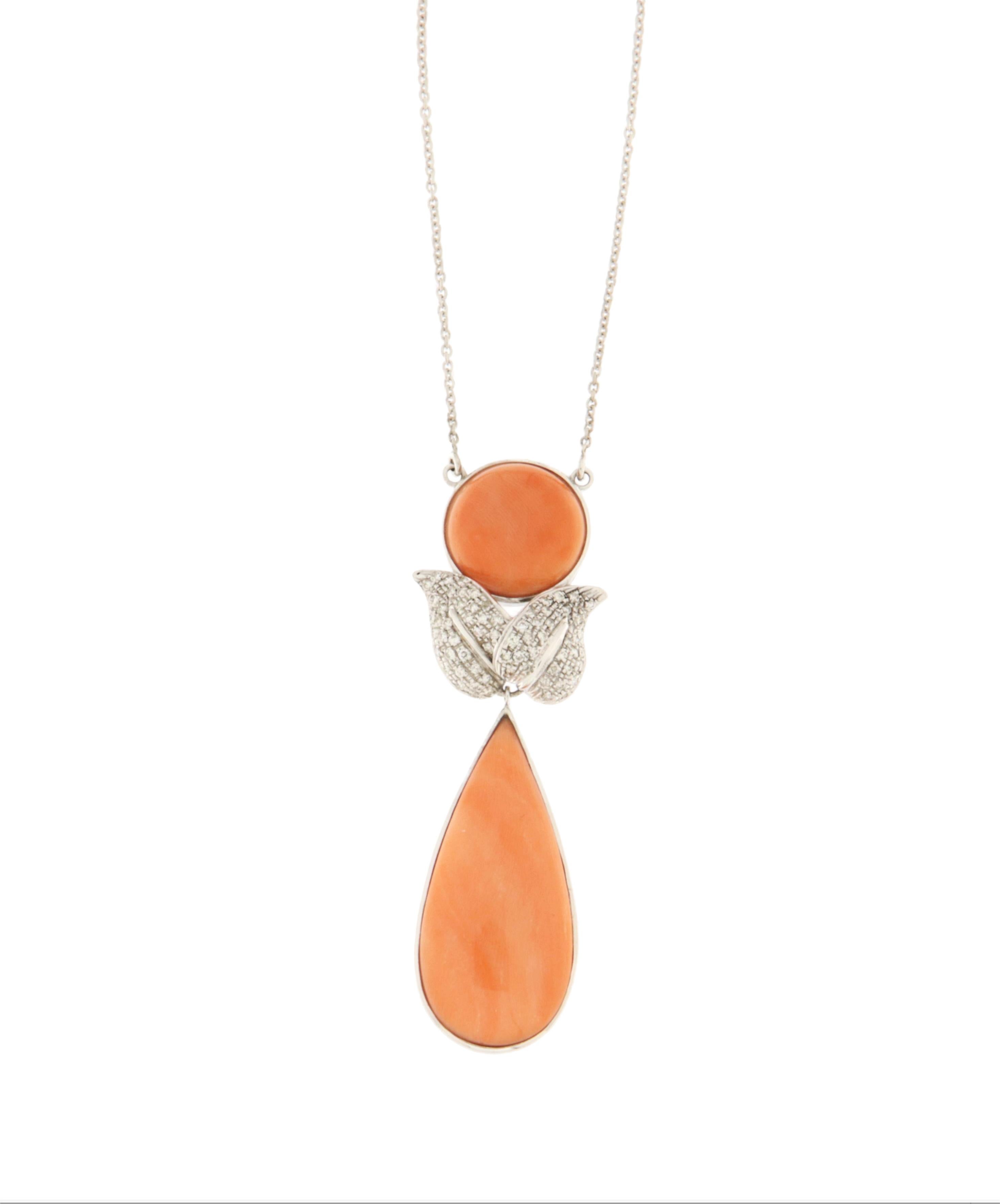 This exquisite necklace is a masterpiece of fine jewelry, crafted in 18-karat white gold and adorned with a stunning combination of diamonds and natural coral. The sophisticated design of this piece stands out for its unique beauty and the