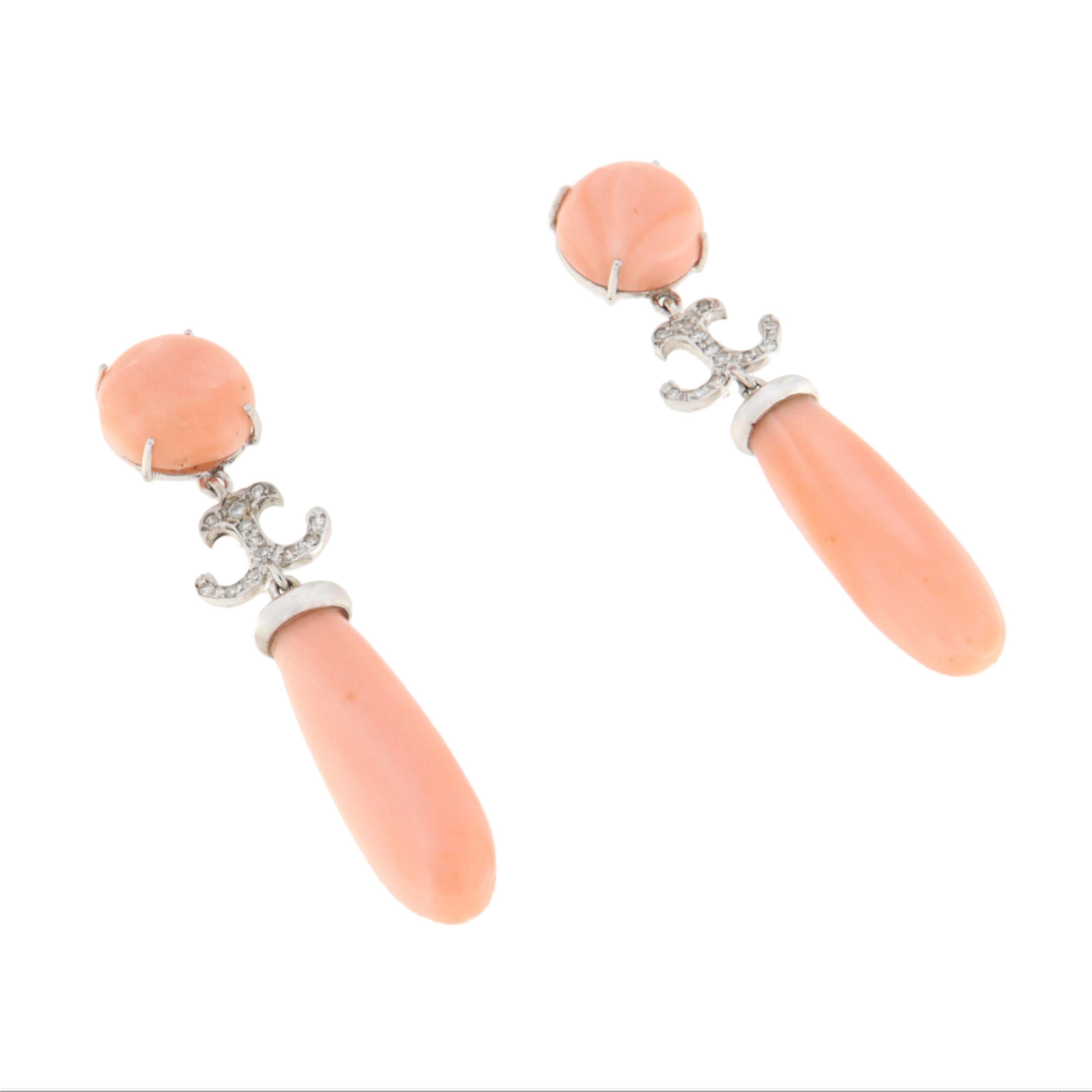 Orecchini pendenti con corallo rosa e diamanti Angel Skin

Concediti un'eleganza raffinata con questi squisiti orecchini pendenti in corallo rosa Angel Skin. Una sinfonia di colori tenui, diamanti scintillanti e oro di lusso: questa coppia è una