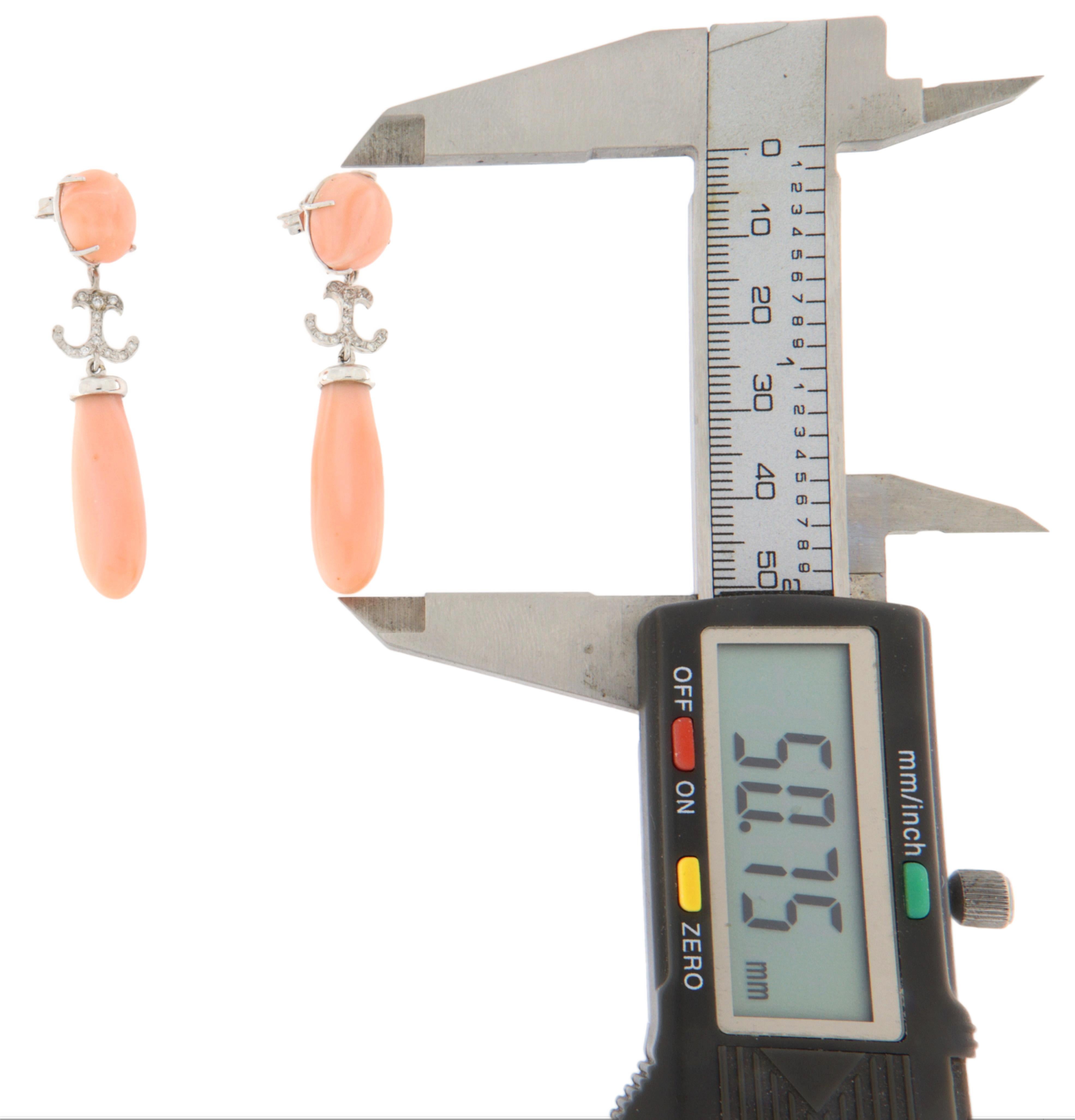 Orecchini pendenti in oro bianco 18 Kt con diamanti e corallo In condizioni Nuovo in vendita a Marcianise, IT