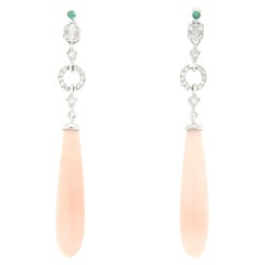 Boucles d'oreilles pendantes en or blanc 18 carats avec diamants, corail et émeraudes